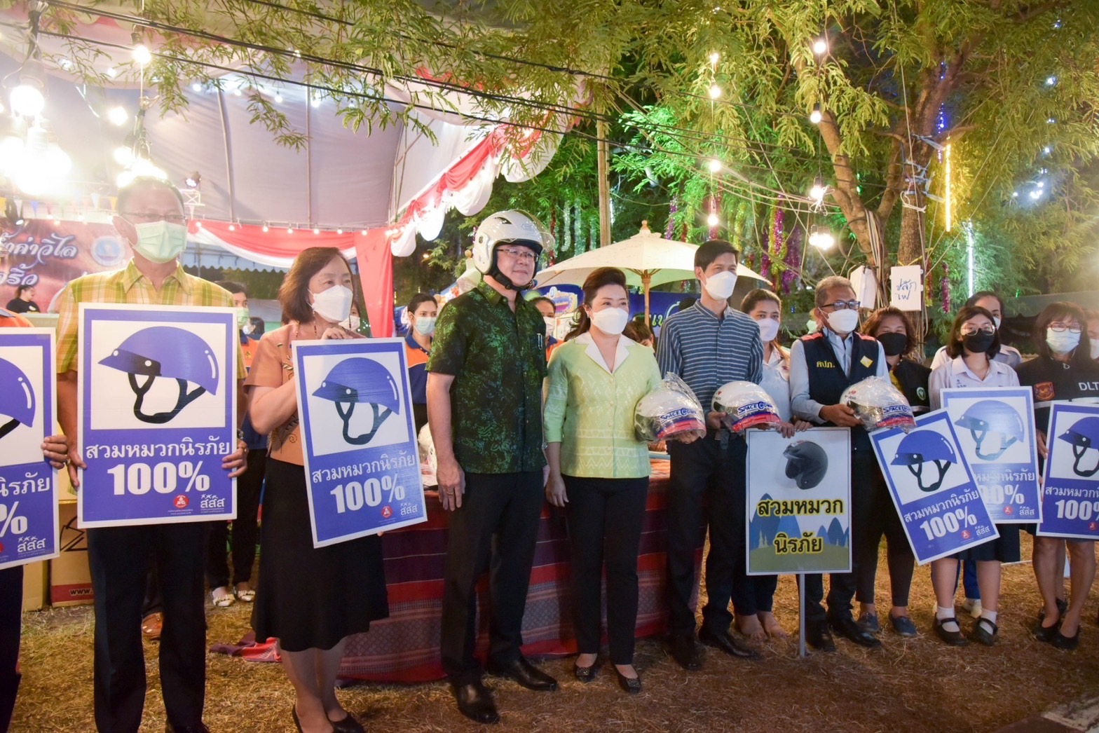 ?️??‍?พช.ฉะเชิงเทราจัดกิจกรรมการประดิษฐ์ผีเสื้อจากผ้าไทย (ผีเสื้อแห่งความจงรักภักดี) ภายในบูธชมรมแม่บ้านมหาดไทยในงานนมัสการหลวงพ่อโสธร และงานประจำปีจังหวัดฉะเชิงเทรา ปี 2565