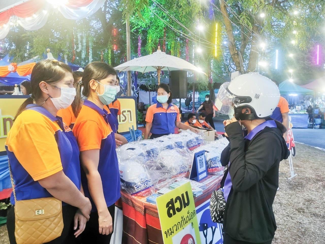 ?️??‍?พช.ฉะเชิงเทราจัดกิจกรรมการประดิษฐ์ผีเสื้อจากผ้าไทย (ผีเสื้อแห่งความจงรักภักดี) ภายในบูธชมรมแม่บ้านมหาดไทยในงานนมัสการหลวงพ่อโสธร และงานประจำปีจังหวัดฉะเชิงเทรา ปี 2565