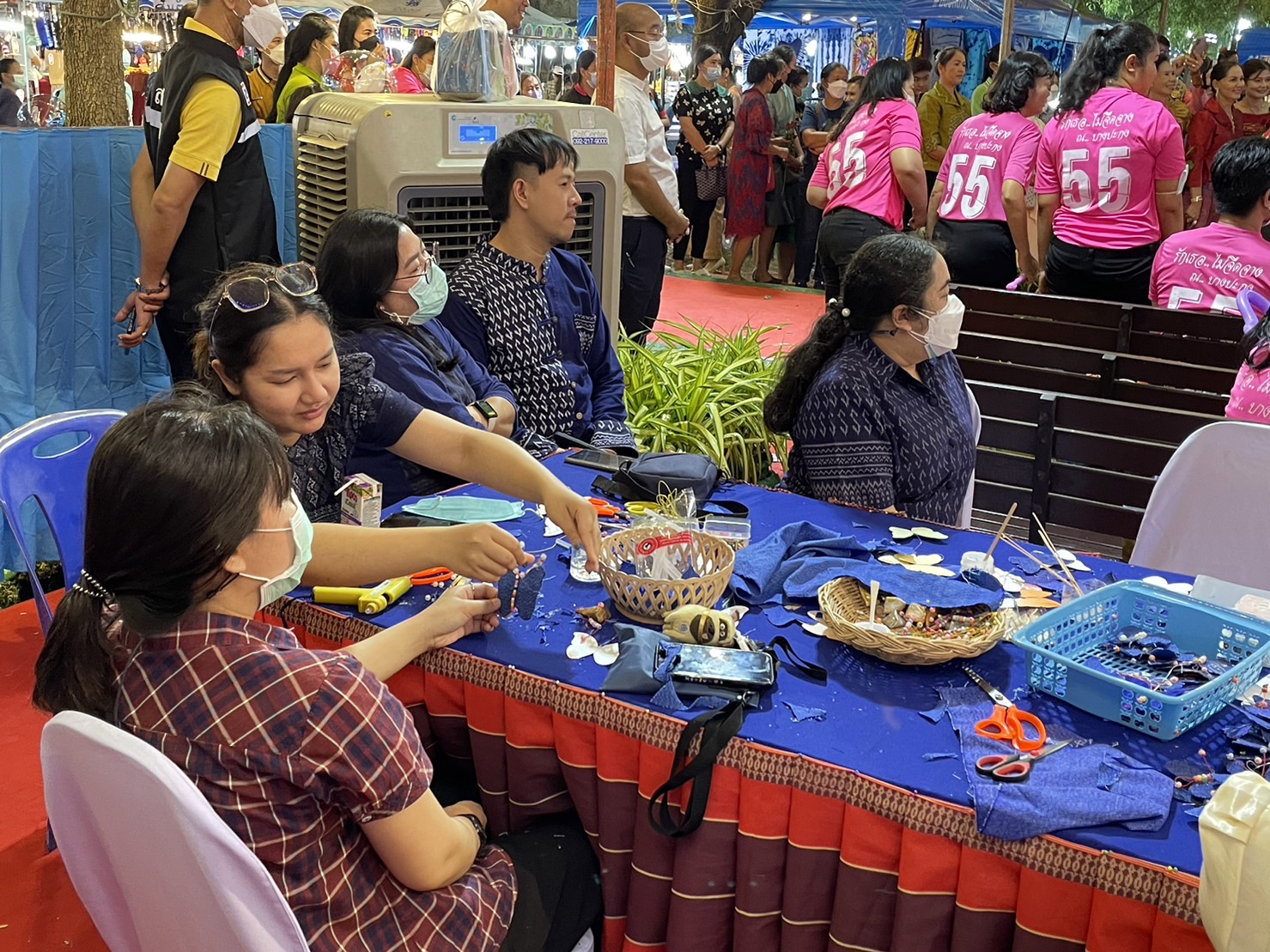 ?️??‍?พช.ฉะเชิงเทราจัดกิจกรรมการประดิษฐ์ผีเสื้อจากผ้าไทย (ผีเสื้อแห่งความจงรักภักดี) ภายในบูธชมรมแม่บ้านมหาดไทยในงานนมัสการหลวงพ่อโสธร และงานประจำปีจังหวัดฉะเชิงเทรา ปี 2565