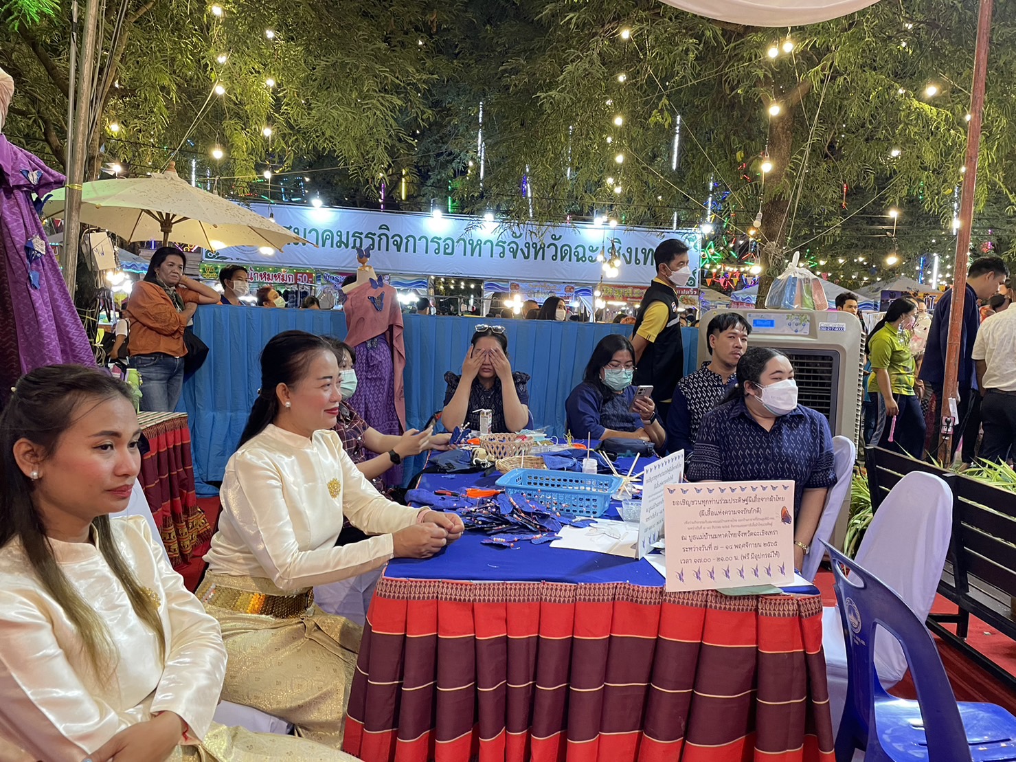 ?️??‍?พช.ฉะเชิงเทราจัดกิจกรรมการประดิษฐ์ผีเสื้อจากผ้าไทย (ผีเสื้อแห่งความจงรักภักดี) ภายในบูธชมรมแม่บ้านมหาดไทยในงานนมัสการหลวงพ่อโสธร และงานประจำปีจังหวัดฉะเชิงเทรา ปี 2565