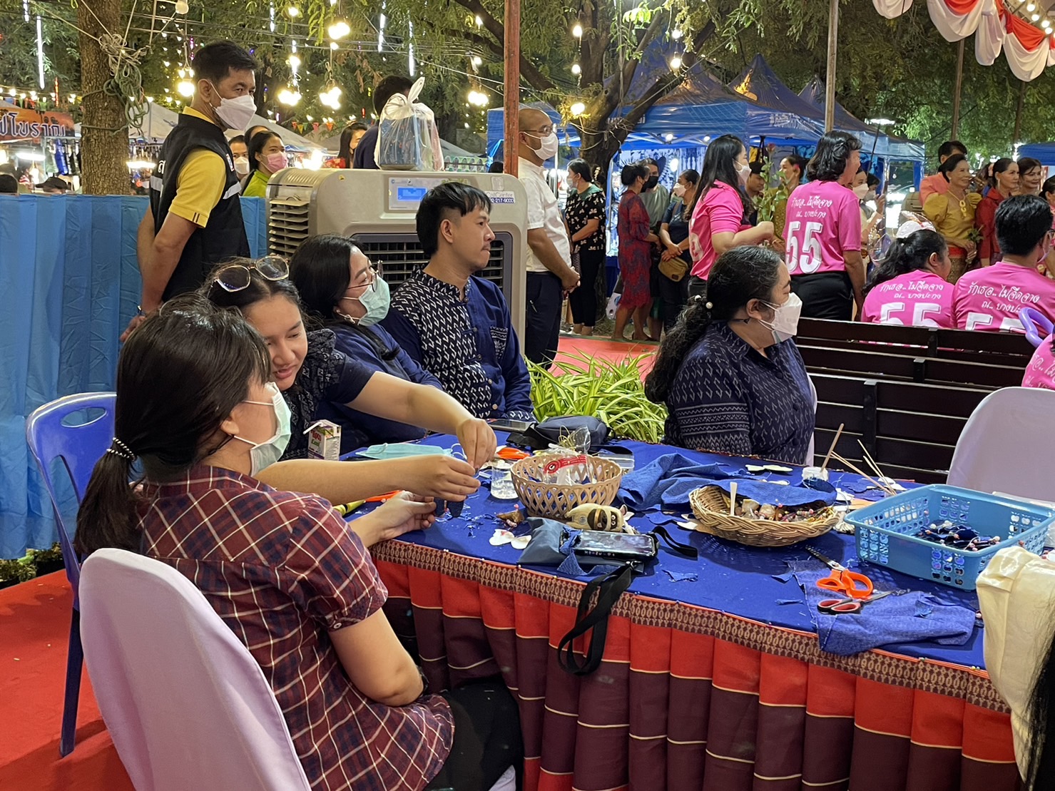 ?️??‍?พช.ฉะเชิงเทราจัดกิจกรรมการประดิษฐ์ผีเสื้อจากผ้าไทย (ผีเสื้อแห่งความจงรักภักดี) ภายในบูธชมรมแม่บ้านมหาดไทยในงานนมัสการหลวงพ่อโสธร และงานประจำปีจังหวัดฉะเชิงเทรา ปี 2565