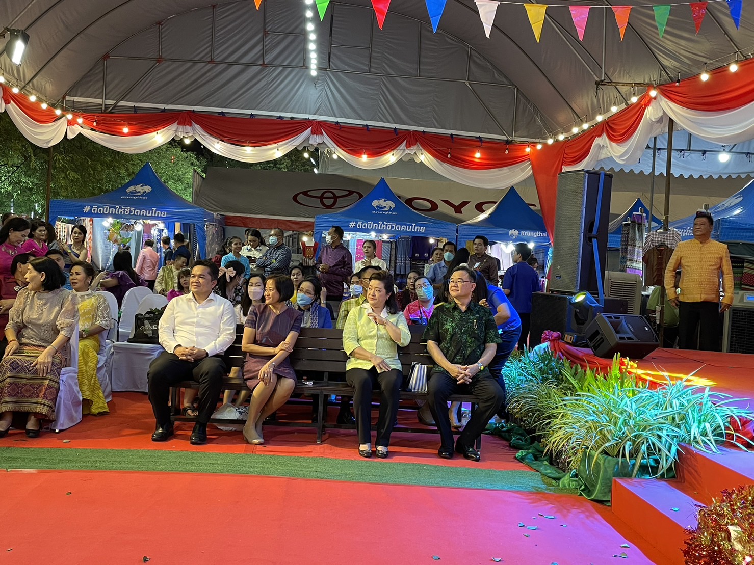 ?️??‍?พช.ฉะเชิงเทราจัดกิจกรรมการประดิษฐ์ผีเสื้อจากผ้าไทย (ผีเสื้อแห่งความจงรักภักดี) ภายในบูธชมรมแม่บ้านมหาดไทยในงานนมัสการหลวงพ่อโสธร และงานประจำปีจังหวัดฉะเชิงเทรา ปี 2565