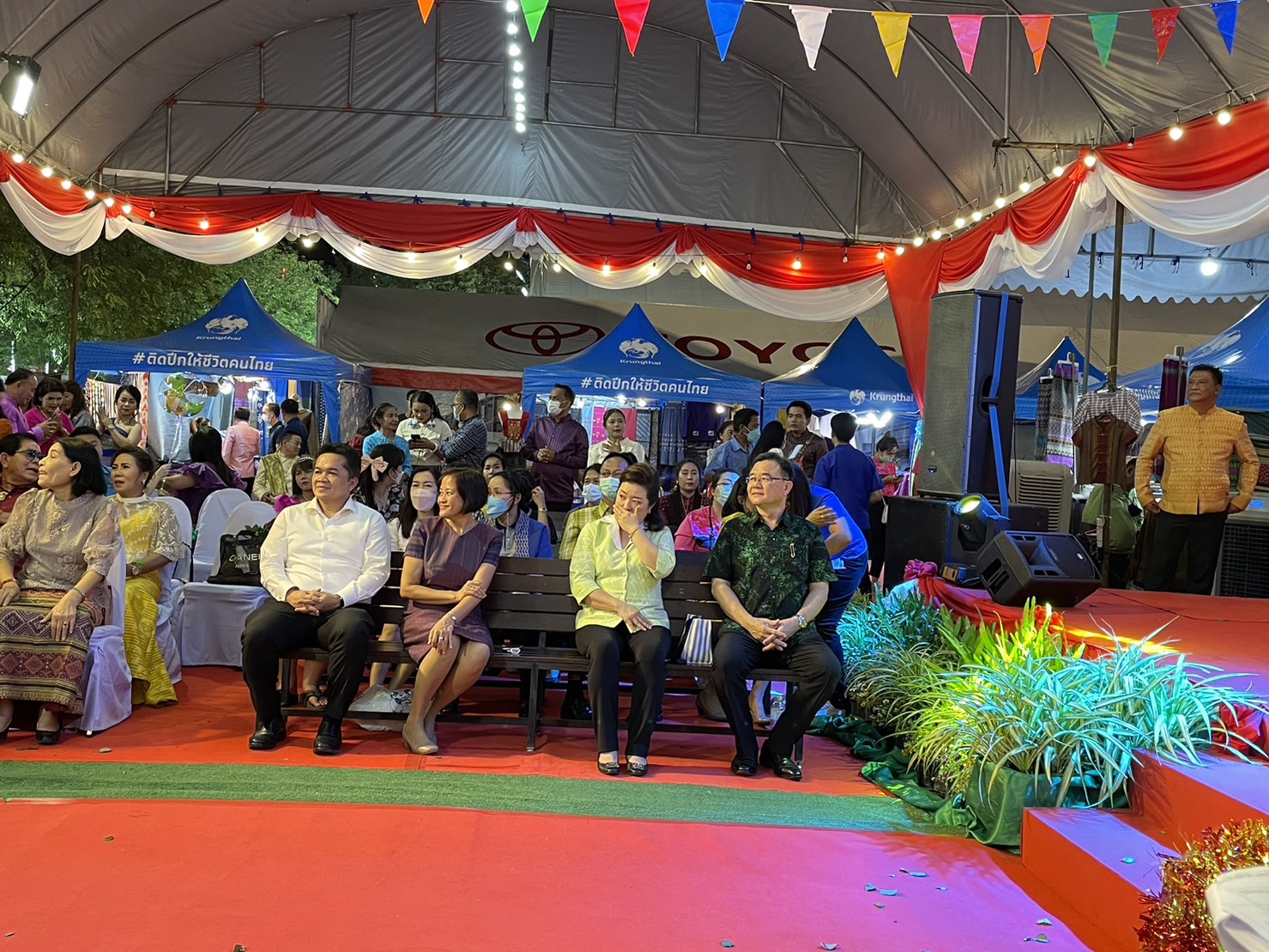 ?️??‍?พช.ฉะเชิงเทราจัดกิจกรรมการประดิษฐ์ผีเสื้อจากผ้าไทย (ผีเสื้อแห่งความจงรักภักดี) ภายในบูธชมรมแม่บ้านมหาดไทยในงานนมัสการหลวงพ่อโสธร และงานประจำปีจังหวัดฉะเชิงเทรา ปี 2565