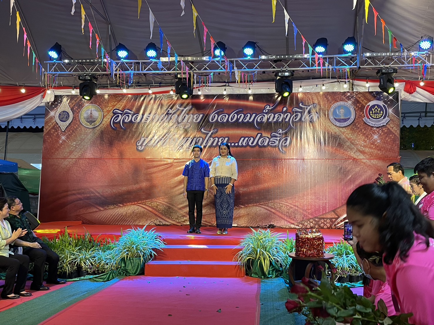 ?️??‍?พช.ฉะเชิงเทราจัดกิจกรรมการประดิษฐ์ผีเสื้อจากผ้าไทย (ผีเสื้อแห่งความจงรักภักดี) ภายในบูธชมรมแม่บ้านมหาดไทยในงานนมัสการหลวงพ่อโสธร และงานประจำปีจังหวัดฉะเชิงเทรา ปี 2565