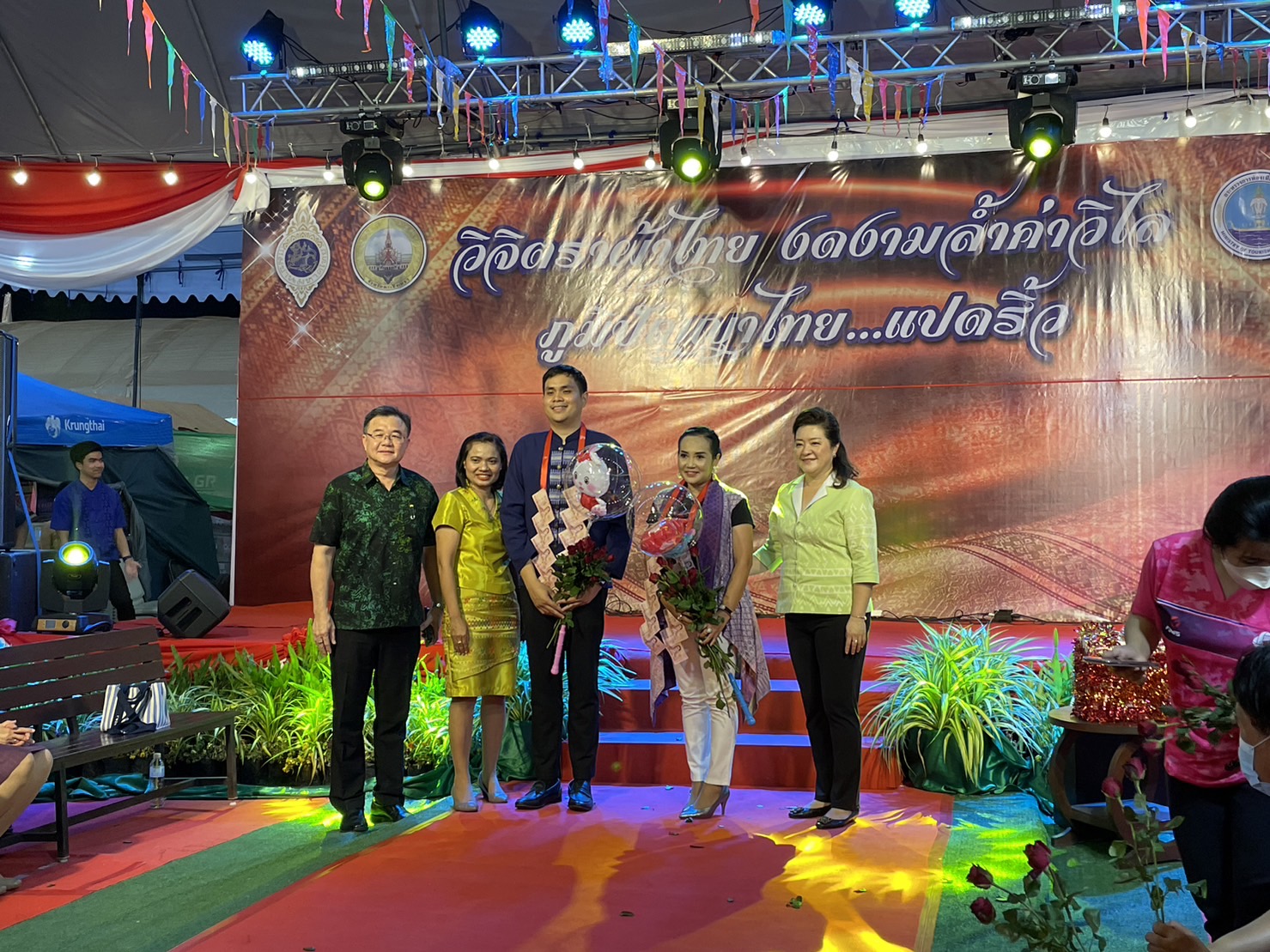 ?️??‍?พช.ฉะเชิงเทราจัดกิจกรรมการประดิษฐ์ผีเสื้อจากผ้าไทย (ผีเสื้อแห่งความจงรักภักดี) ภายในบูธชมรมแม่บ้านมหาดไทยในงานนมัสการหลวงพ่อโสธร และงานประจำปีจังหวัดฉะเชิงเทรา ปี 2565