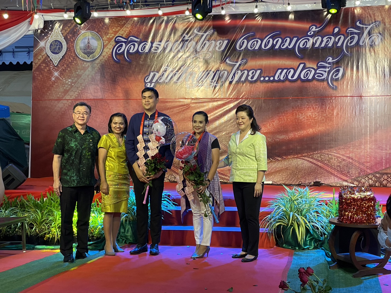 ?️??‍?พช.ฉะเชิงเทราจัดกิจกรรมการประดิษฐ์ผีเสื้อจากผ้าไทย (ผีเสื้อแห่งความจงรักภักดี) ภายในบูธชมรมแม่บ้านมหาดไทยในงานนมัสการหลวงพ่อโสธร และงานประจำปีจังหวัดฉะเชิงเทรา ปี 2565