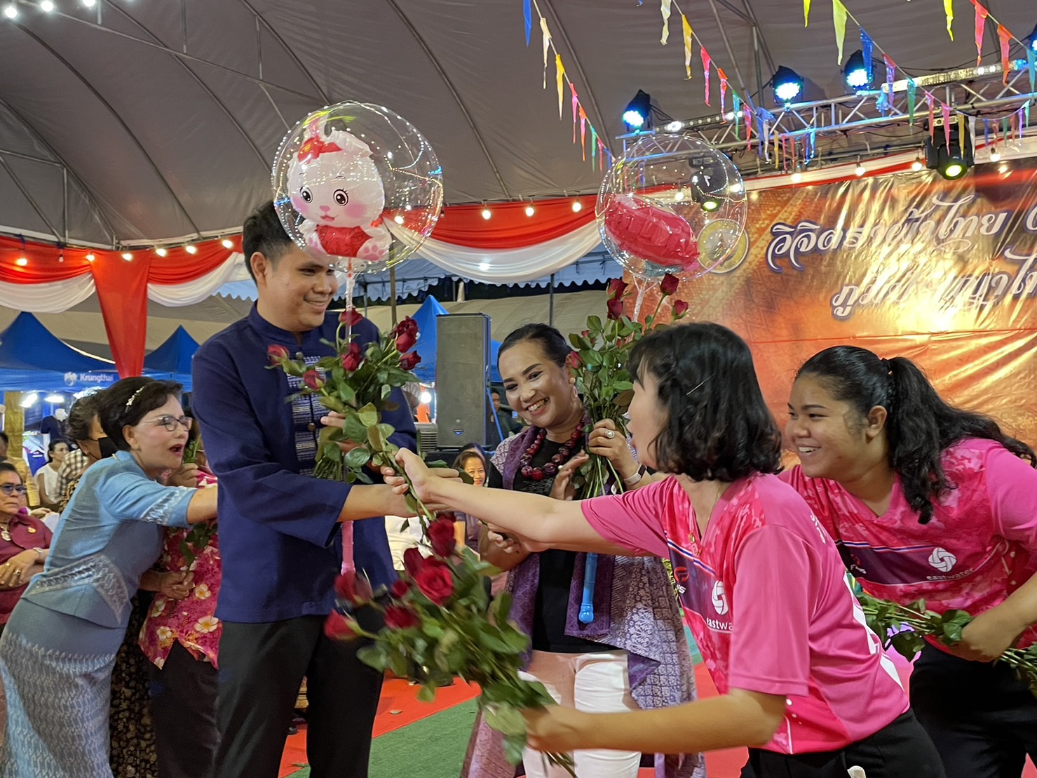 ?️??‍?พช.ฉะเชิงเทราจัดกิจกรรมการประดิษฐ์ผีเสื้อจากผ้าไทย (ผีเสื้อแห่งความจงรักภักดี) ภายในบูธชมรมแม่บ้านมหาดไทยในงานนมัสการหลวงพ่อโสธร และงานประจำปีจังหวัดฉะเชิงเทรา ปี 2565