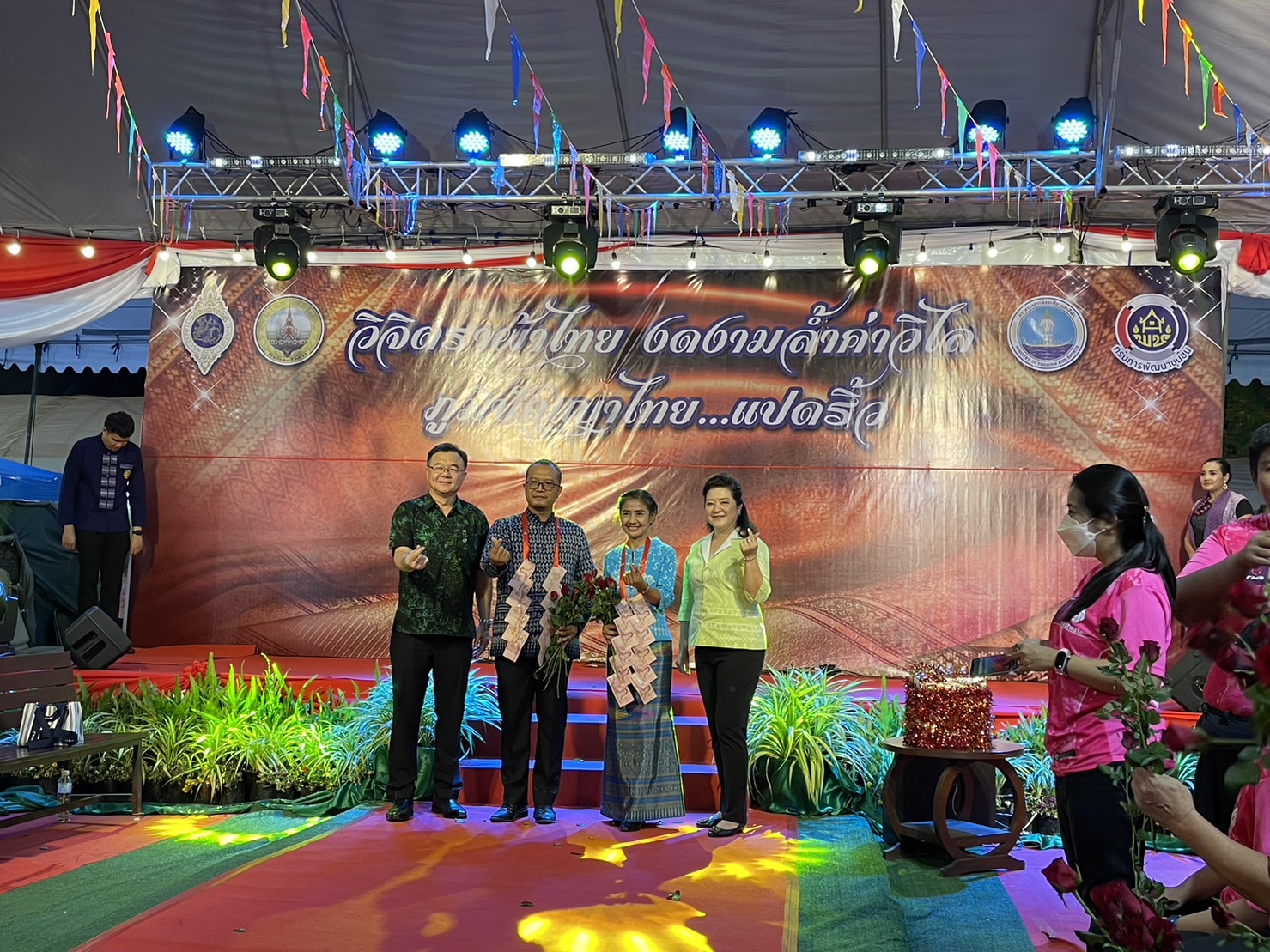 ?️??‍?พช.ฉะเชิงเทราจัดกิจกรรมการประดิษฐ์ผีเสื้อจากผ้าไทย (ผีเสื้อแห่งความจงรักภักดี) ภายในบูธชมรมแม่บ้านมหาดไทยในงานนมัสการหลวงพ่อโสธร และงานประจำปีจังหวัดฉะเชิงเทรา ปี 2565