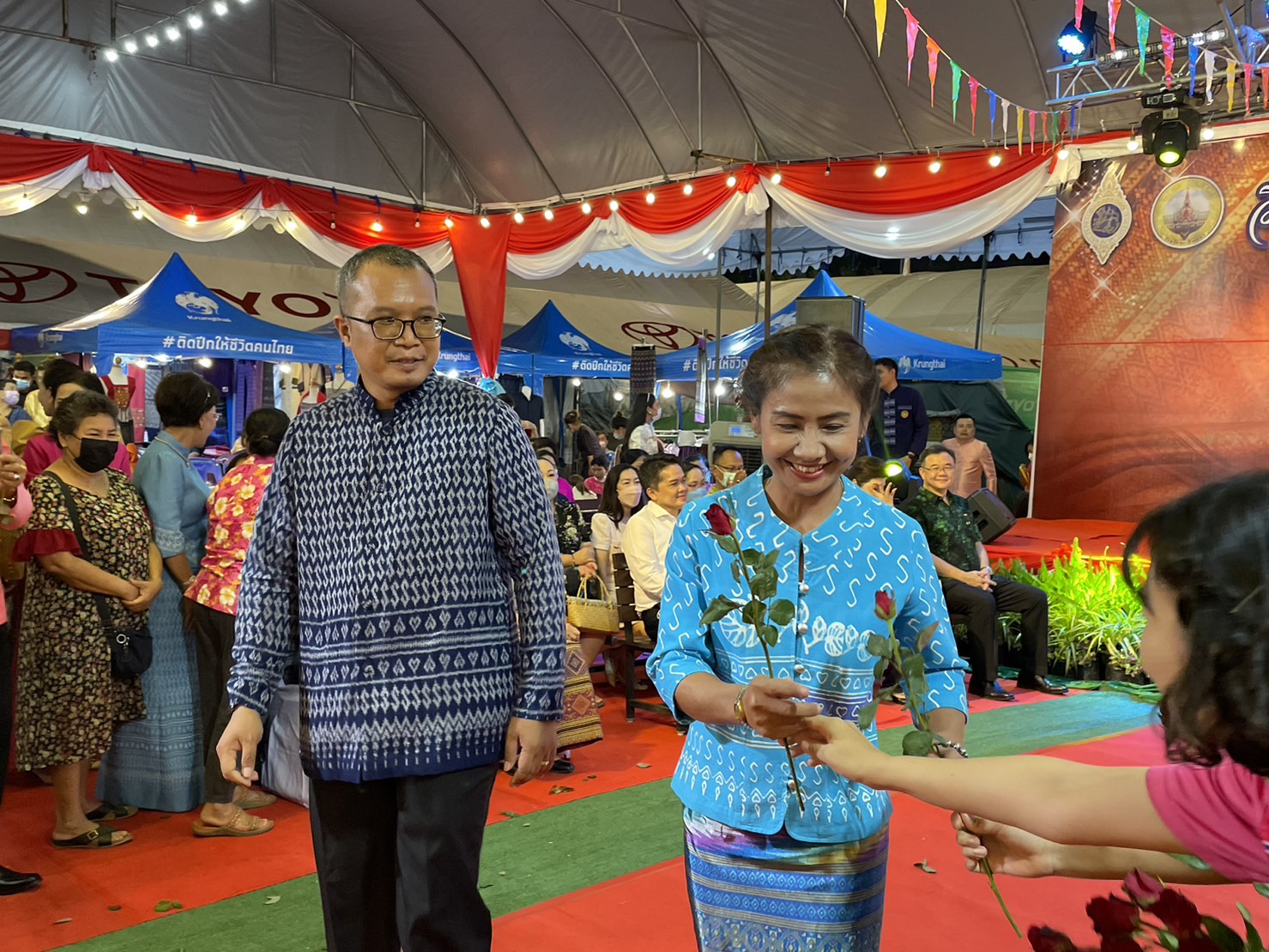 ?️??‍?พช.ฉะเชิงเทราจัดกิจกรรมการประดิษฐ์ผีเสื้อจากผ้าไทย (ผีเสื้อแห่งความจงรักภักดี) ภายในบูธชมรมแม่บ้านมหาดไทยในงานนมัสการหลวงพ่อโสธร และงานประจำปีจังหวัดฉะเชิงเทรา ปี 2565