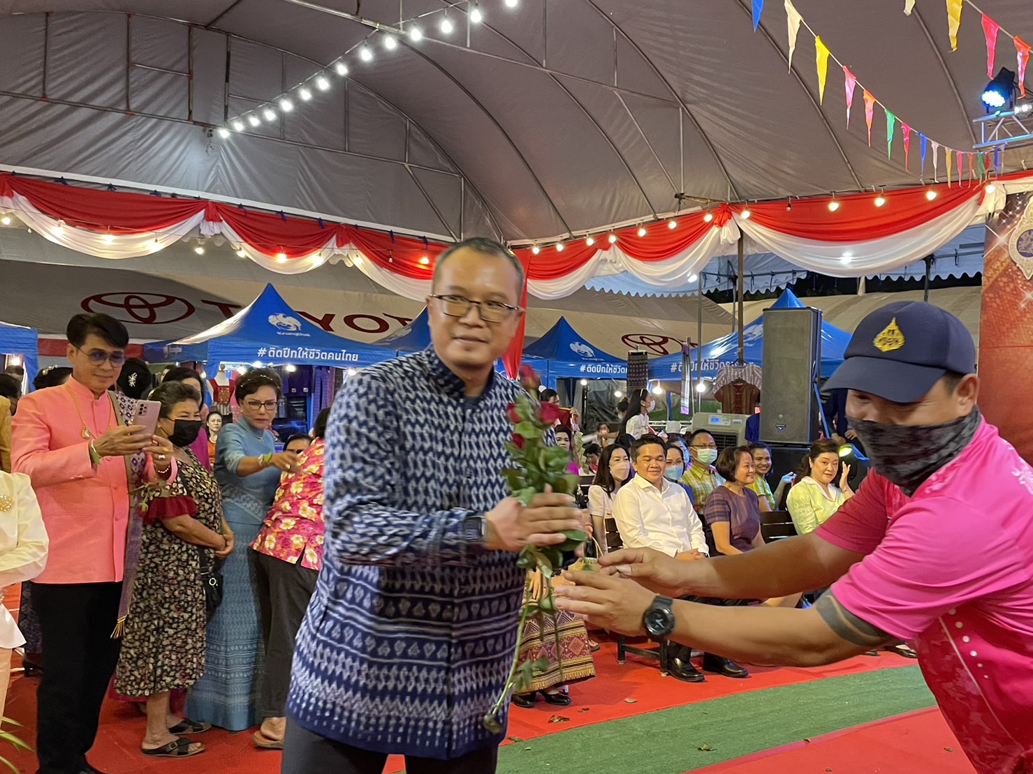 ?️??‍?พช.ฉะเชิงเทราจัดกิจกรรมการประดิษฐ์ผีเสื้อจากผ้าไทย (ผีเสื้อแห่งความจงรักภักดี) ภายในบูธชมรมแม่บ้านมหาดไทยในงานนมัสการหลวงพ่อโสธร และงานประจำปีจังหวัดฉะเชิงเทรา ปี 2565