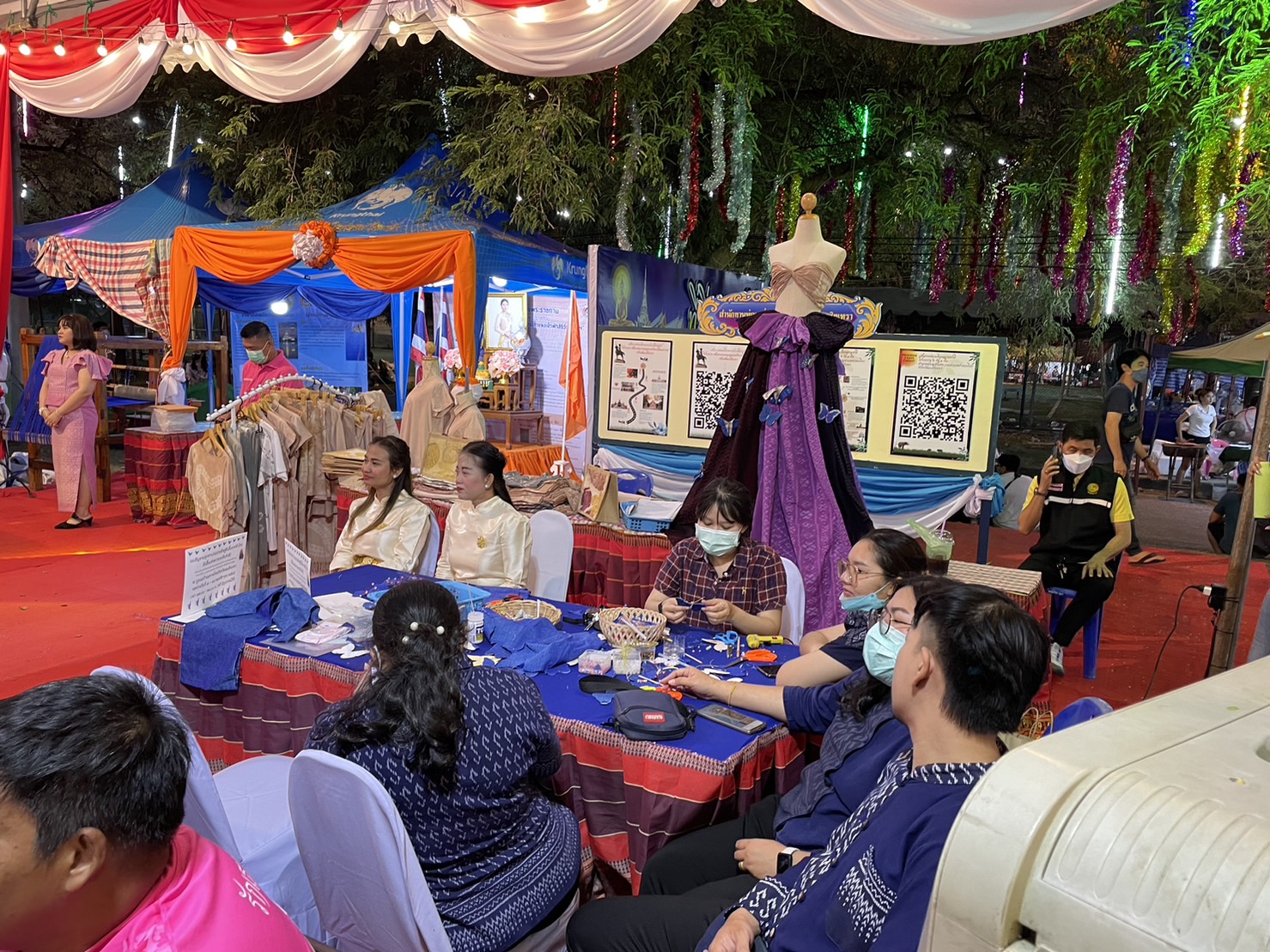 ?️??‍?พช.ฉะเชิงเทราจัดกิจกรรมการประดิษฐ์ผีเสื้อจากผ้าไทย (ผีเสื้อแห่งความจงรักภักดี) ภายในบูธชมรมแม่บ้านมหาดไทยในงานนมัสการหลวงพ่อโสธร และงานประจำปีจังหวัดฉะเชิงเทรา ปี 2565