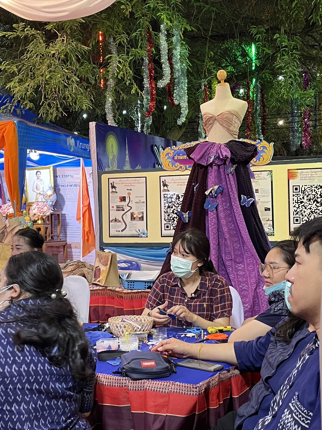 ?️??‍?พช.ฉะเชิงเทราจัดกิจกรรมการประดิษฐ์ผีเสื้อจากผ้าไทย (ผีเสื้อแห่งความจงรักภักดี) ภายในบูธชมรมแม่บ้านมหาดไทยในงานนมัสการหลวงพ่อโสธร และงานประจำปีจังหวัดฉะเชิงเทรา ปี 2565