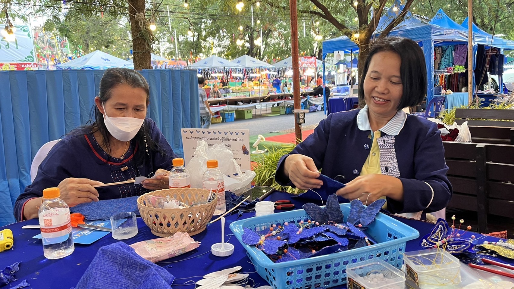 ?️??‍?พช.ฉะเชิงเทราจัดกิจกรรมการประดิษฐ์ผีเสื้อจากผ้าไทย (ผีเสื้อแห่งความจงรักภักดี) ภายในบูธชมรมแม่บ้านมหาดไทยในงานนมัสการหลวงพ่อโสธร และงานประจำปีจังหวัดฉะเชิงเทรา ปี 2565