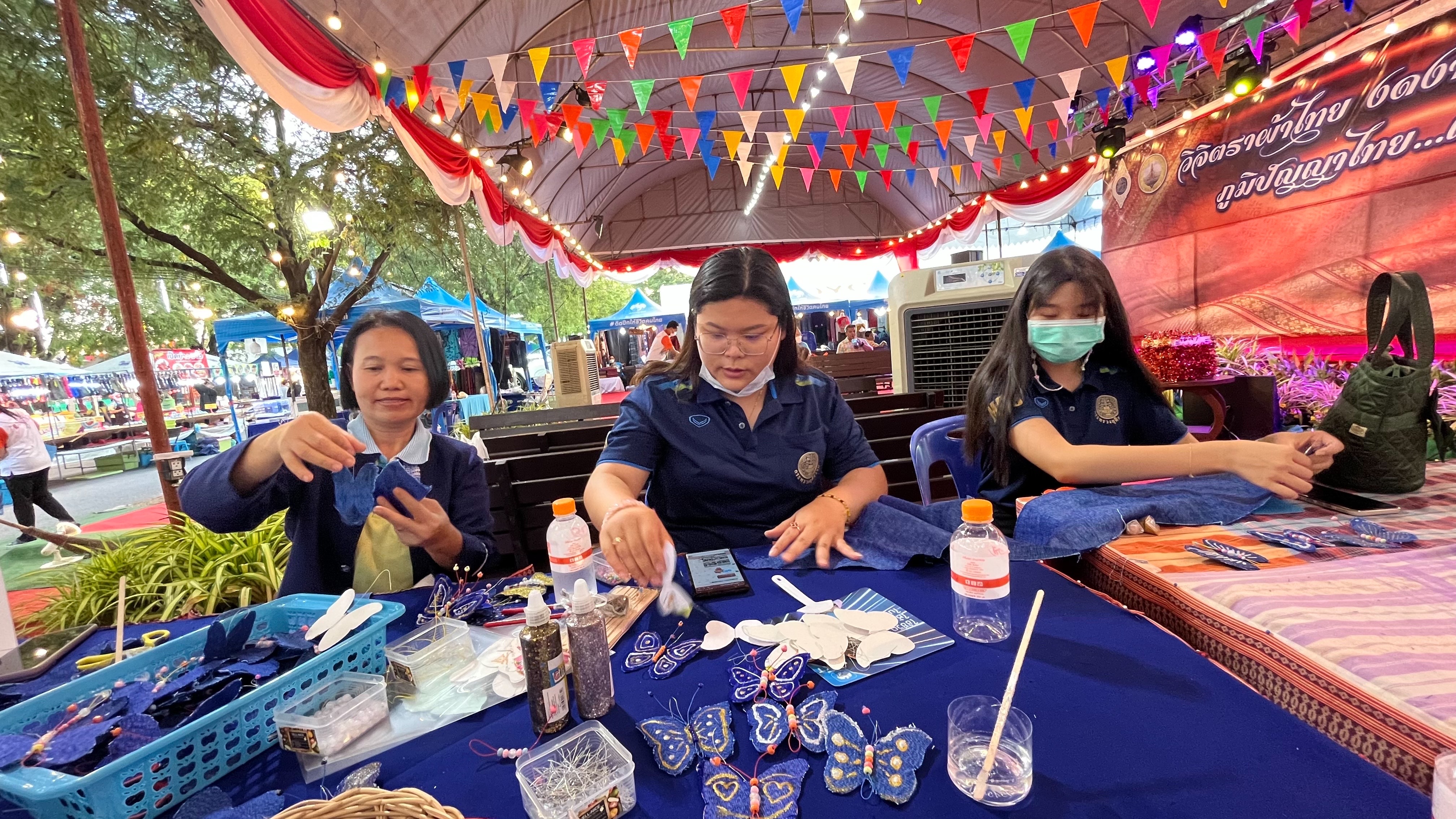 ?️??‍?พช.ฉะเชิงเทราจัดกิจกรรมการประดิษฐ์ผีเสื้อจากผ้าไทย (ผีเสื้อแห่งความจงรักภักดี) ภายในบูธชมรมแม่บ้านมหาดไทยในงานนมัสการหลวงพ่อโสธร และงานประจำปีจังหวัดฉะเชิงเทรา ปี 2565