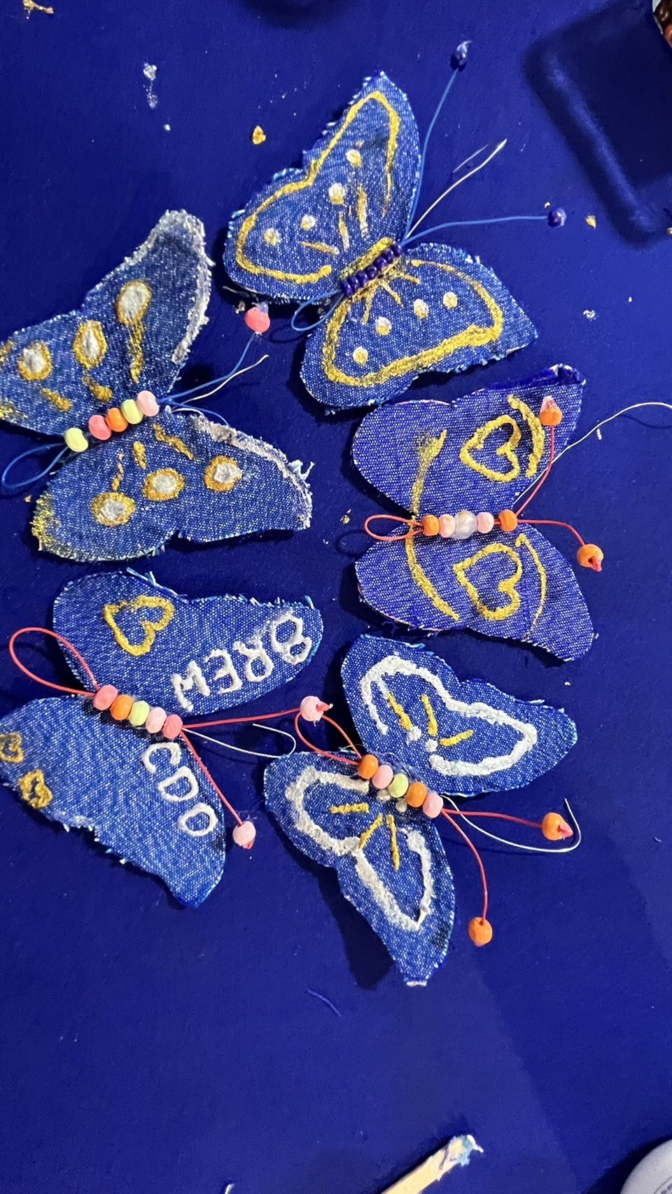 ?️??‍?พช.ฉะเชิงเทราจัดกิจกรรมการประดิษฐ์ผีเสื้อจากผ้าไทย (ผีเสื้อแห่งความจงรักภักดี) ภายในบูธชมรมแม่บ้านมหาดไทยในงานนมัสการหลวงพ่อโสธร และงานประจำปีจังหวัดฉะเชิงเทรา ปี 2565