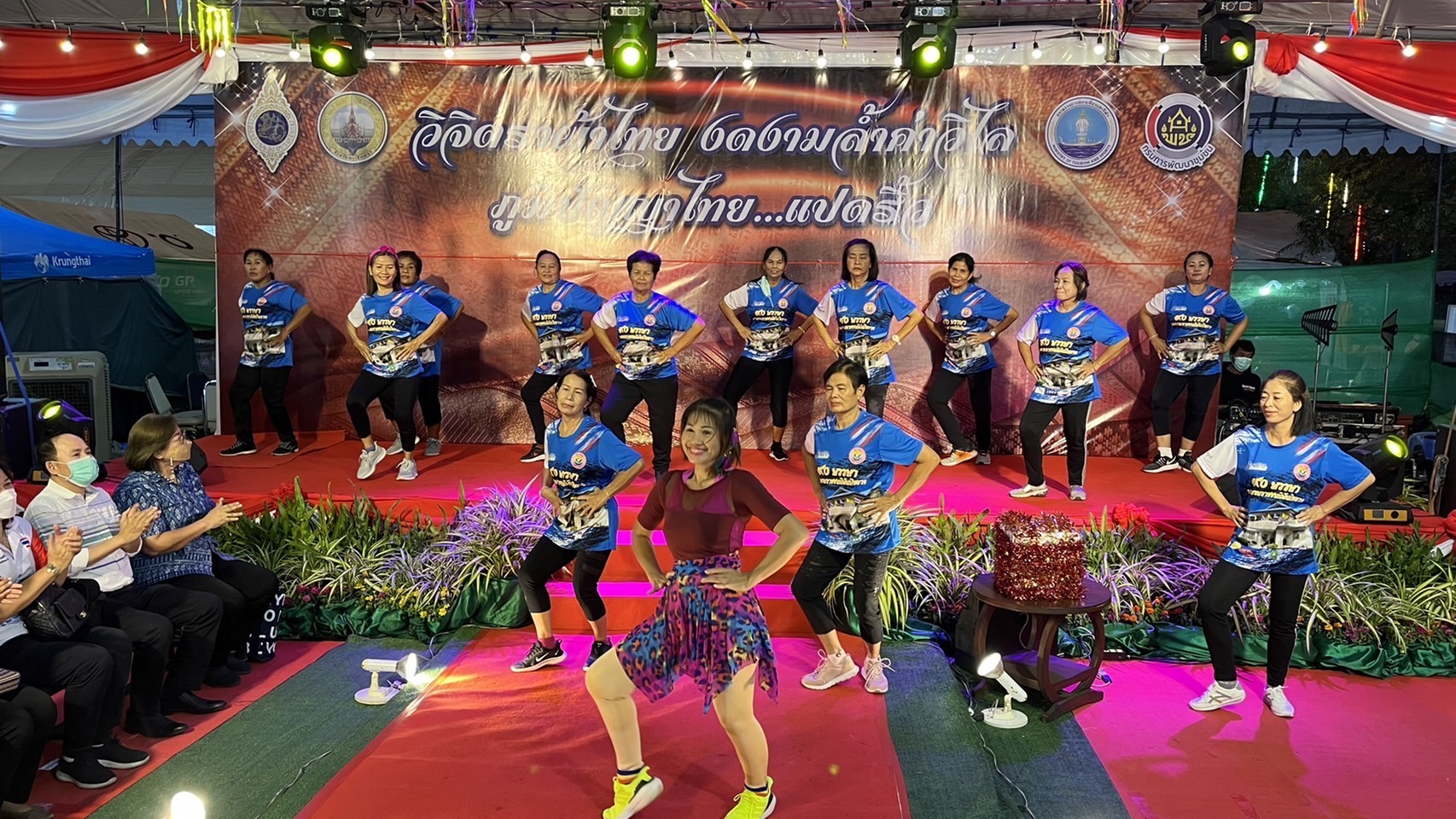 ?️??‍?พช.ฉะเชิงเทราจัดกิจกรรมการประดิษฐ์ผีเสื้อจากผ้าไทย (ผีเสื้อแห่งความจงรักภักดี) ภายในบูธชมรมแม่บ้านมหาดไทยในงานนมัสการหลวงพ่อโสธร และงานประจำปีจังหวัดฉะเชิงเทรา ปี 2565