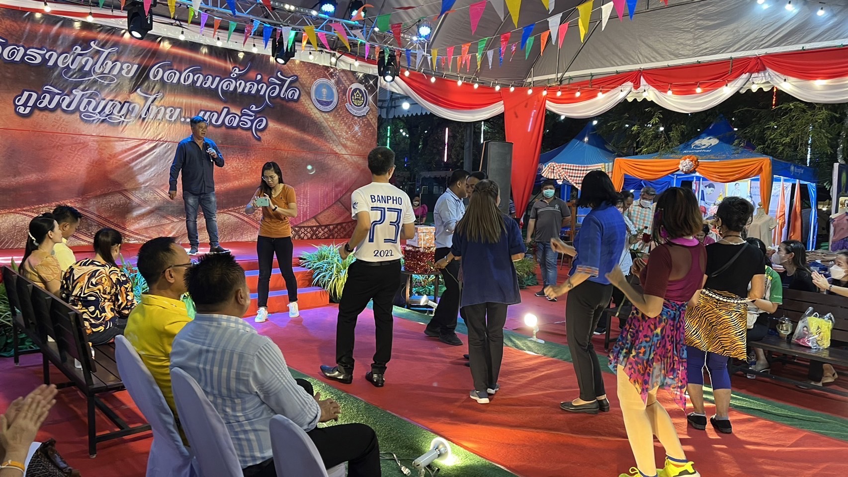 ?️??‍?พช.ฉะเชิงเทราจัดกิจกรรมการประดิษฐ์ผีเสื้อจากผ้าไทย (ผีเสื้อแห่งความจงรักภักดี) ภายในบูธชมรมแม่บ้านมหาดไทยในงานนมัสการหลวงพ่อโสธร และงานประจำปีจังหวัดฉะเชิงเทรา ปี 2565