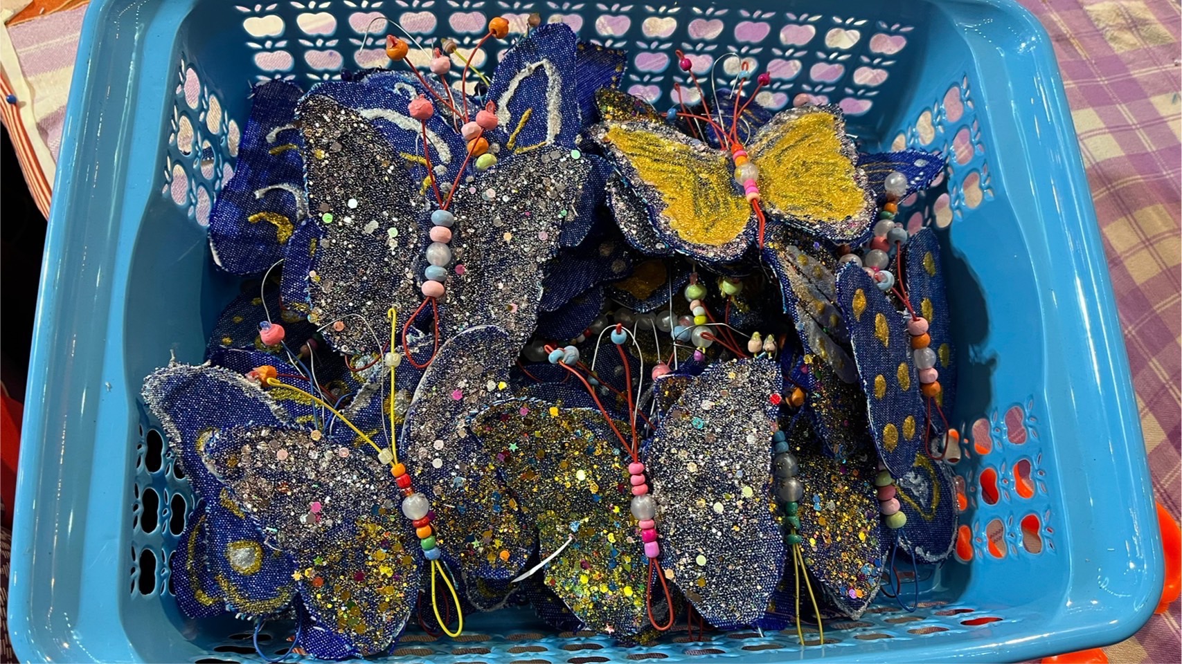 ?️??‍?พช.ฉะเชิงเทราจัดกิจกรรมการประดิษฐ์ผีเสื้อจากผ้าไทย (ผีเสื้อแห่งความจงรักภักดี) ภายในบูธชมรมแม่บ้านมหาดไทยในงานนมัสการหลวงพ่อโสธร และงานประจำปีจังหวัดฉะเชิงเทรา ปี 2565