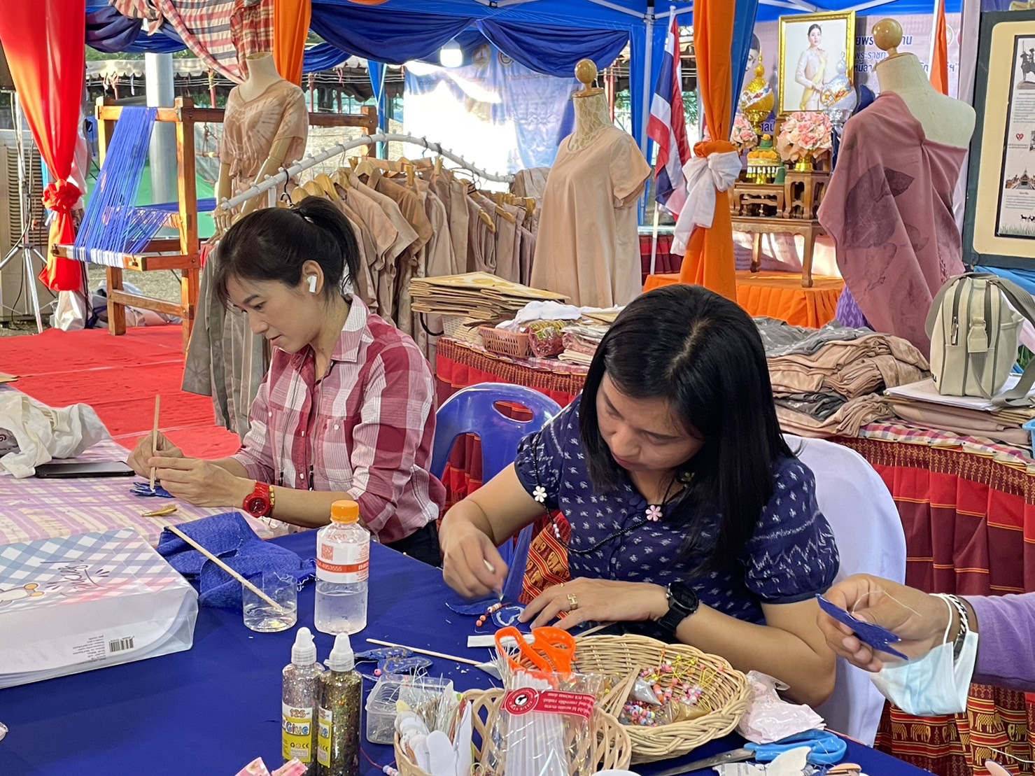 ?️??‍?พช.ฉะเชิงเทราจัดกิจกรรมการประดิษฐ์ผีเสื้อจากผ้าไทย (ผีเสื้อแห่งความจงรักภักดี) ภายในบูธชมรมแม่บ้านมหาดไทยในงานนมัสการหลวงพ่อโสธร และงานประจำปีจังหวัดฉะเชิงเทรา ปี 2565