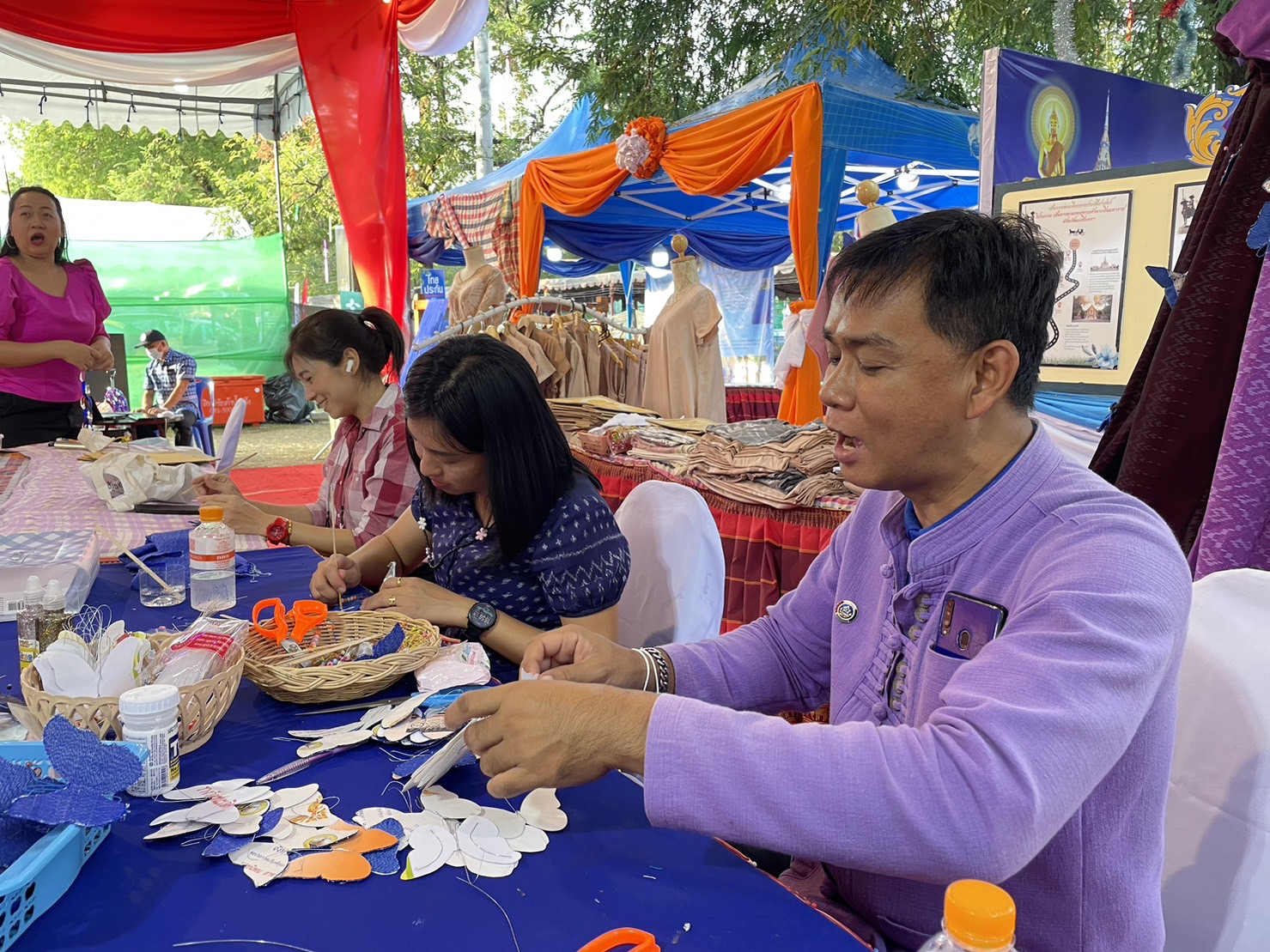 ?️??‍?พช.ฉะเชิงเทราจัดกิจกรรมการประดิษฐ์ผีเสื้อจากผ้าไทย (ผีเสื้อแห่งความจงรักภักดี) ภายในบูธชมรมแม่บ้านมหาดไทยในงานนมัสการหลวงพ่อโสธร และงานประจำปีจังหวัดฉะเชิงเทรา ปี 2565