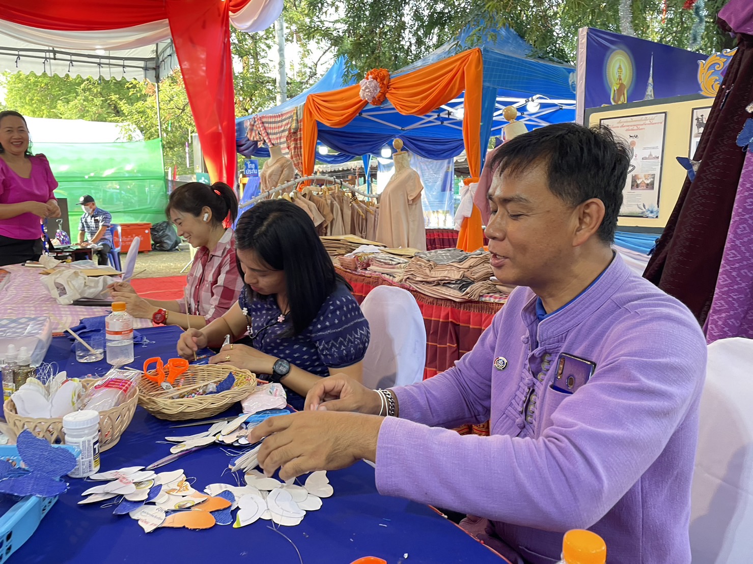 ?️??‍?พช.ฉะเชิงเทราจัดกิจกรรมการประดิษฐ์ผีเสื้อจากผ้าไทย (ผีเสื้อแห่งความจงรักภักดี) ภายในบูธชมรมแม่บ้านมหาดไทยในงานนมัสการหลวงพ่อโสธร และงานประจำปีจังหวัดฉะเชิงเทรา ปี 2565
