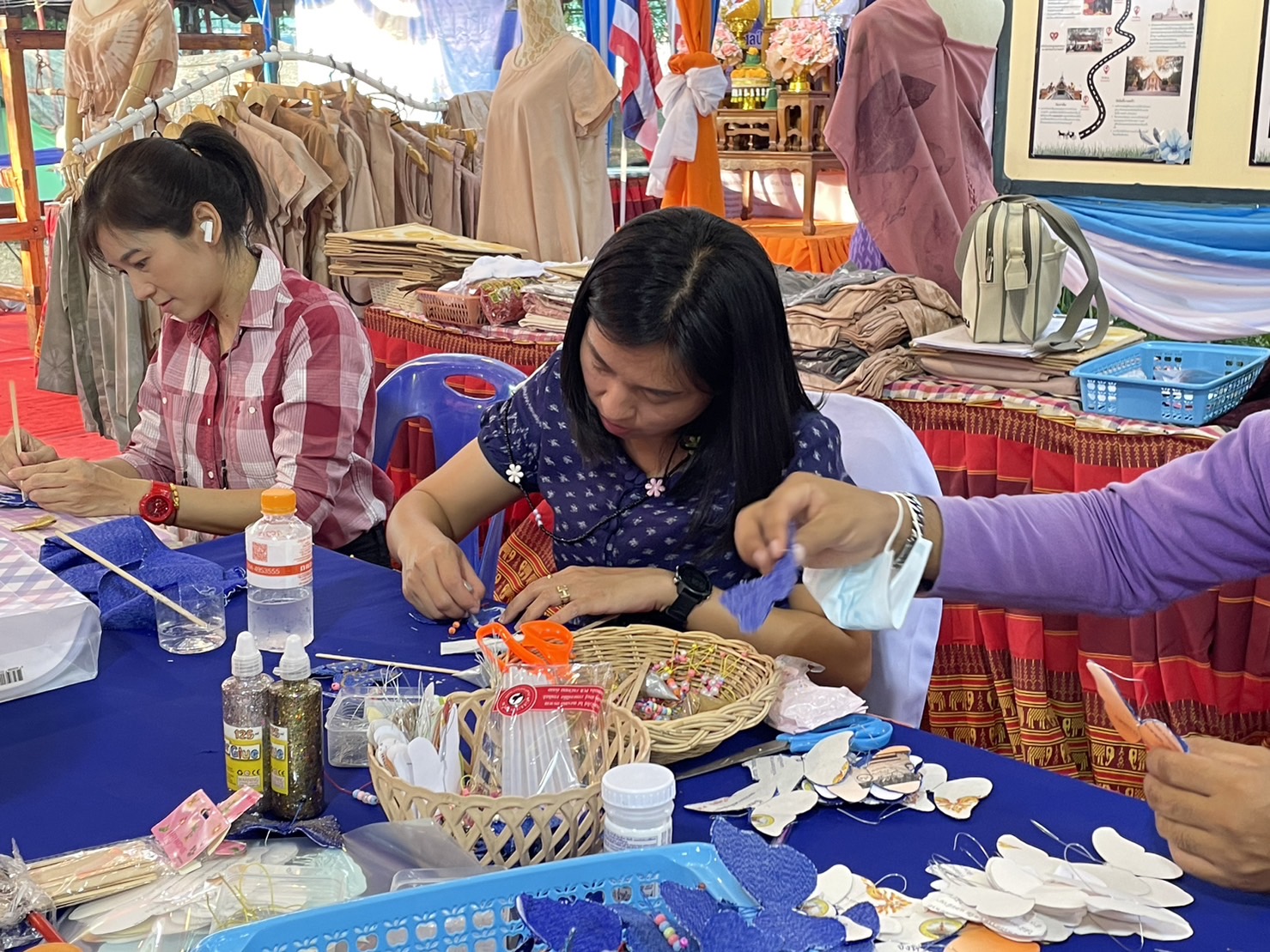 ?️??‍?พช.ฉะเชิงเทราจัดกิจกรรมการประดิษฐ์ผีเสื้อจากผ้าไทย (ผีเสื้อแห่งความจงรักภักดี) ภายในบูธชมรมแม่บ้านมหาดไทยในงานนมัสการหลวงพ่อโสธร และงานประจำปีจังหวัดฉะเชิงเทรา ปี 2565
