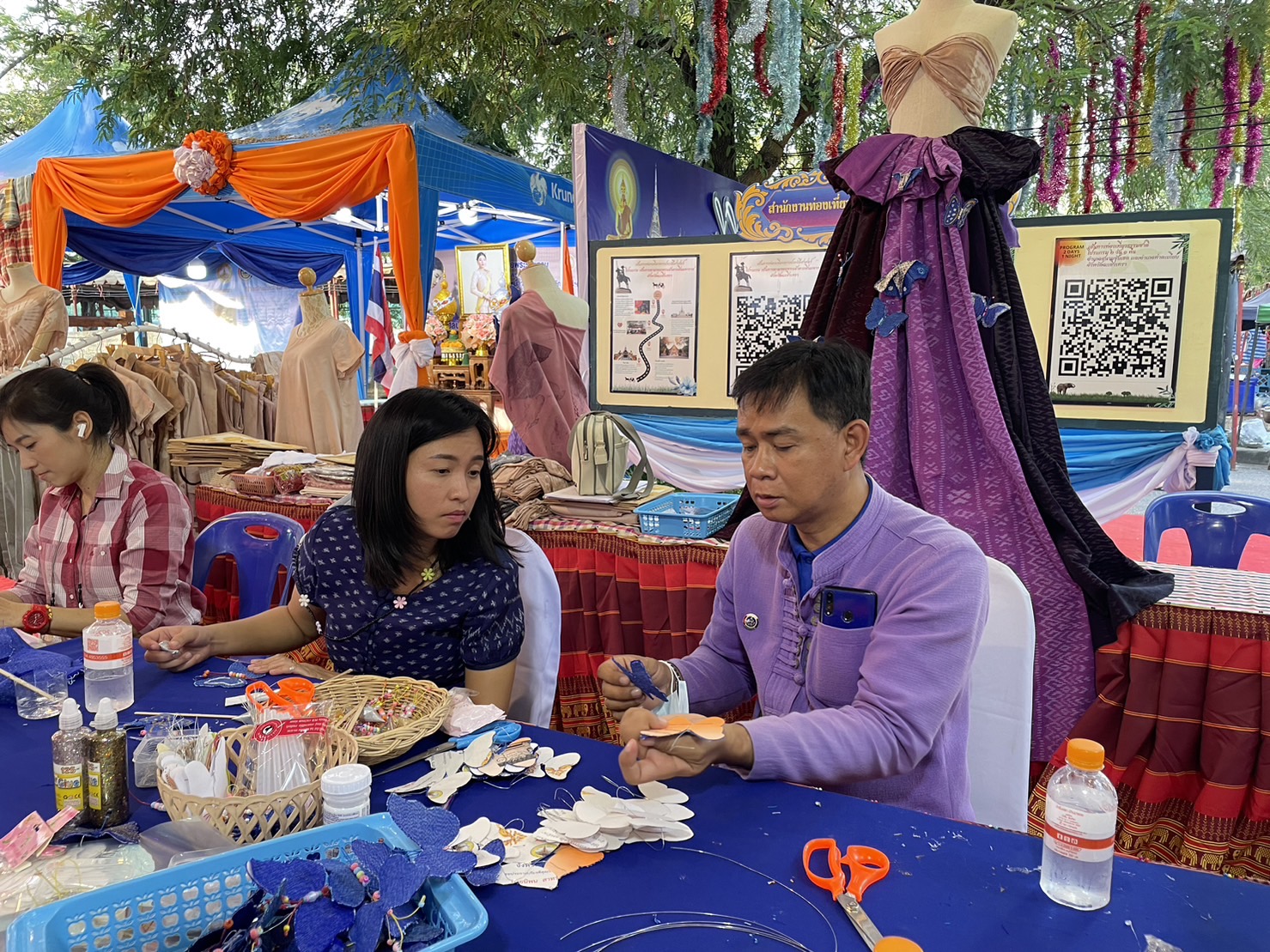 ?️??‍?พช.ฉะเชิงเทราจัดกิจกรรมการประดิษฐ์ผีเสื้อจากผ้าไทย (ผีเสื้อแห่งความจงรักภักดี) ภายในบูธชมรมแม่บ้านมหาดไทยในงานนมัสการหลวงพ่อโสธร และงานประจำปีจังหวัดฉะเชิงเทรา ปี 2565