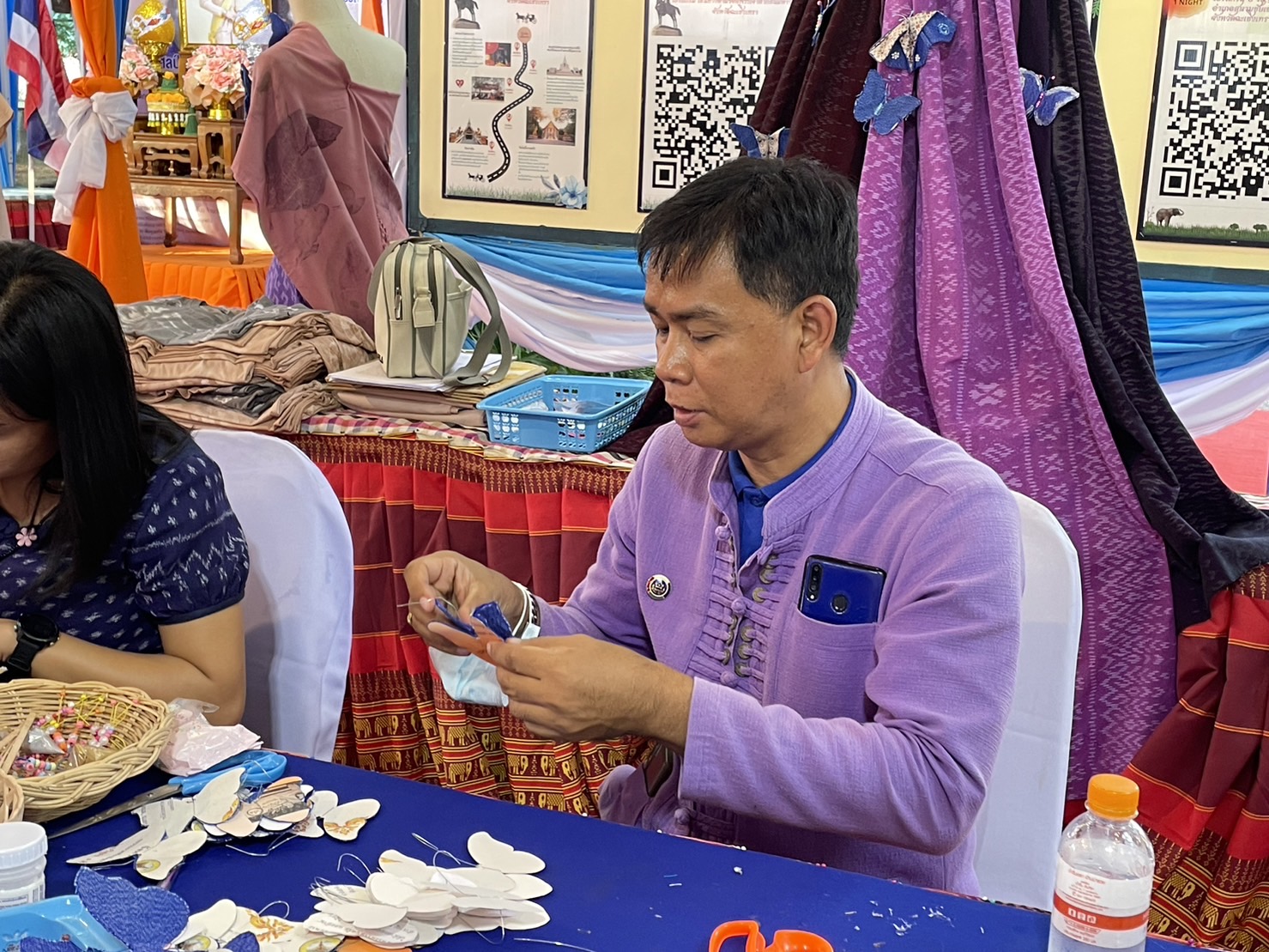 ?️??‍?พช.ฉะเชิงเทราจัดกิจกรรมการประดิษฐ์ผีเสื้อจากผ้าไทย (ผีเสื้อแห่งความจงรักภักดี) ภายในบูธชมรมแม่บ้านมหาดไทยในงานนมัสการหลวงพ่อโสธร และงานประจำปีจังหวัดฉะเชิงเทรา ปี 2565