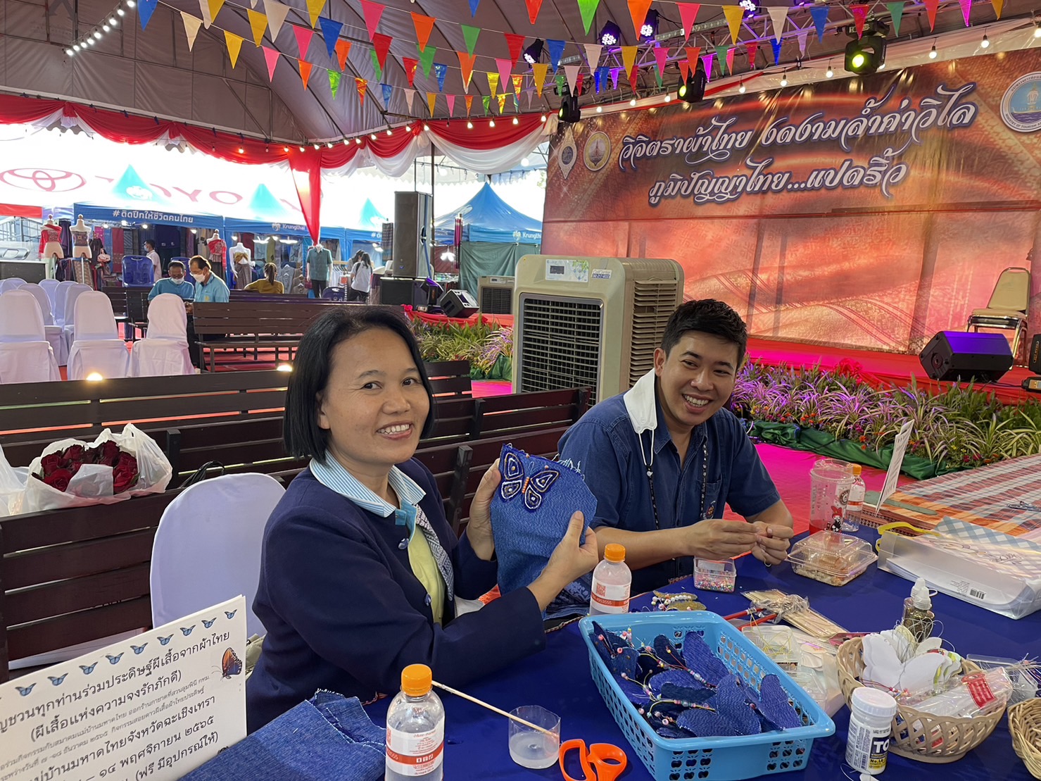 ?️??‍?พช.ฉะเชิงเทราจัดกิจกรรมการประดิษฐ์ผีเสื้อจากผ้าไทย (ผีเสื้อแห่งความจงรักภักดี) ภายในบูธชมรมแม่บ้านมหาดไทยในงานนมัสการหลวงพ่อโสธร และงานประจำปีจังหวัดฉะเชิงเทรา ปี 2565