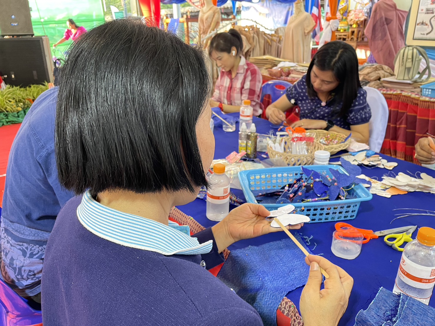 ?️??‍?พช.ฉะเชิงเทราจัดกิจกรรมการประดิษฐ์ผีเสื้อจากผ้าไทย (ผีเสื้อแห่งความจงรักภักดี) ภายในบูธชมรมแม่บ้านมหาดไทยในงานนมัสการหลวงพ่อโสธร และงานประจำปีจังหวัดฉะเชิงเทรา ปี 2565