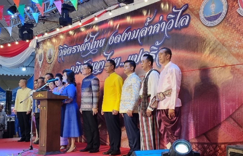 ?️??‍?พช.ฉะเชิงเทราร่วมกิจกรรมเดินแบบผ้าไทยการกุศล และจัดกิจกรรมการประดิษฐ์ผีเสื้อจากผ้าไทย (ผีเสื้อแห่งความจงรักภักดี) ภายในบูธชมรมแม่บ้านมหาดไทยในงานนมัสการหลวงพ่อโสธร และงานประจำปีจังหวัดฉะเชิงเทรา ปี 2565