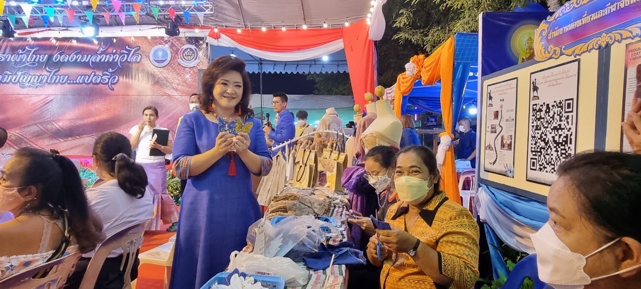 ?️??‍?พช.ฉะเชิงเทราร่วมกิจกรรมเดินแบบผ้าไทยการกุศล และจัดกิจกรรมการประดิษฐ์ผีเสื้อจากผ้าไทย (ผีเสื้อแห่งความจงรักภักดี) ภายในบูธชมรมแม่บ้านมหาดไทยในงานนมัสการหลวงพ่อโสธร และงานประจำปีจังหวัดฉะเชิงเทรา ปี 2565