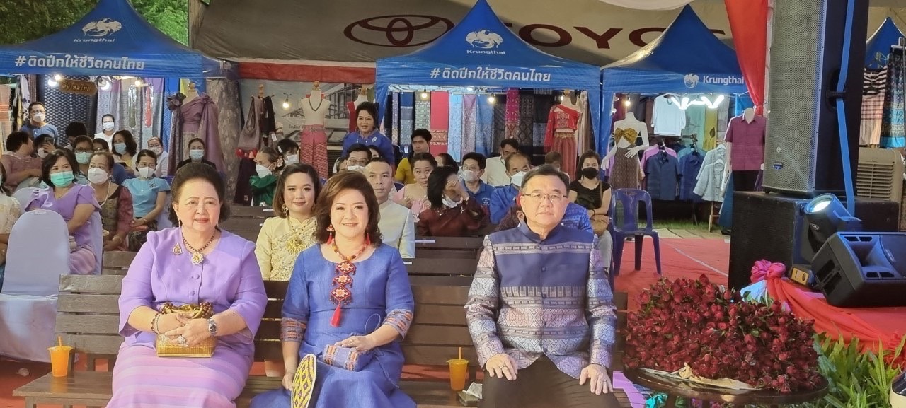 ?️??‍?พช.ฉะเชิงเทราร่วมกิจกรรมเดินแบบผ้าไทยการกุศล และจัดกิจกรรมการประดิษฐ์ผีเสื้อจากผ้าไทย (ผีเสื้อแห่งความจงรักภักดี) ภายในบูธชมรมแม่บ้านมหาดไทยในงานนมัสการหลวงพ่อโสธร และงานประจำปีจังหวัดฉะเชิงเทรา ปี 2565