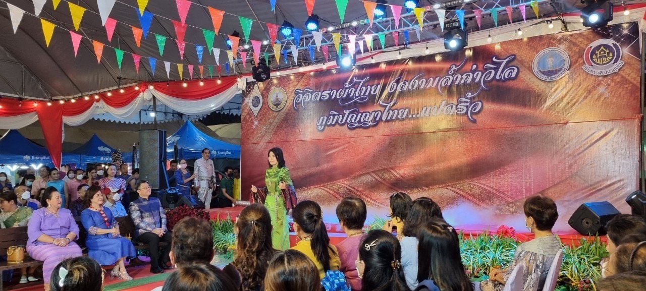 ?️??‍?พช.ฉะเชิงเทราร่วมกิจกรรมเดินแบบผ้าไทยการกุศล และจัดกิจกรรมการประดิษฐ์ผีเสื้อจากผ้าไทย (ผีเสื้อแห่งความจงรักภักดี) ภายในบูธชมรมแม่บ้านมหาดไทยในงานนมัสการหลวงพ่อโสธร และงานประจำปีจังหวัดฉะเชิงเทรา ปี 2565