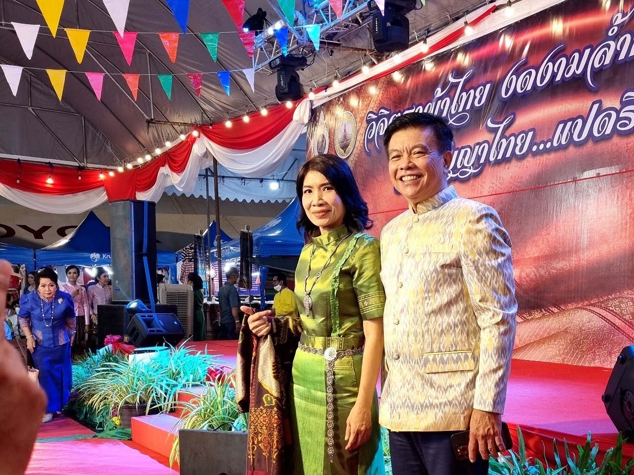 ?️??‍?พช.ฉะเชิงเทราร่วมกิจกรรมเดินแบบผ้าไทยการกุศล และจัดกิจกรรมการประดิษฐ์ผีเสื้อจากผ้าไทย (ผีเสื้อแห่งความจงรักภักดี) ภายในบูธชมรมแม่บ้านมหาดไทยในงานนมัสการหลวงพ่อโสธร และงานประจำปีจังหวัดฉะเชิงเทรา ปี 2565