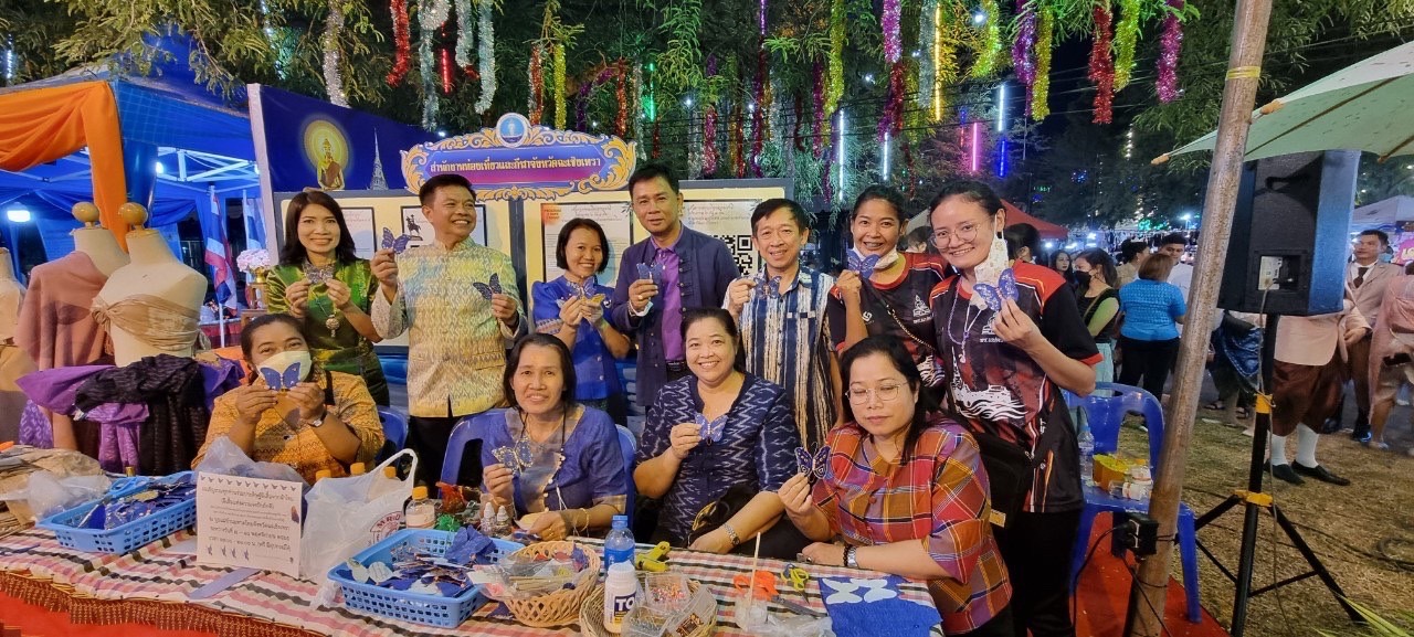 ?️??‍?พช.ฉะเชิงเทราร่วมกิจกรรมเดินแบบผ้าไทยการกุศล และจัดกิจกรรมการประดิษฐ์ผีเสื้อจากผ้าไทย (ผีเสื้อแห่งความจงรักภักดี) ภายในบูธชมรมแม่บ้านมหาดไทยในงานนมัสการหลวงพ่อโสธร และงานประจำปีจังหวัดฉะเชิงเทรา ปี 2565