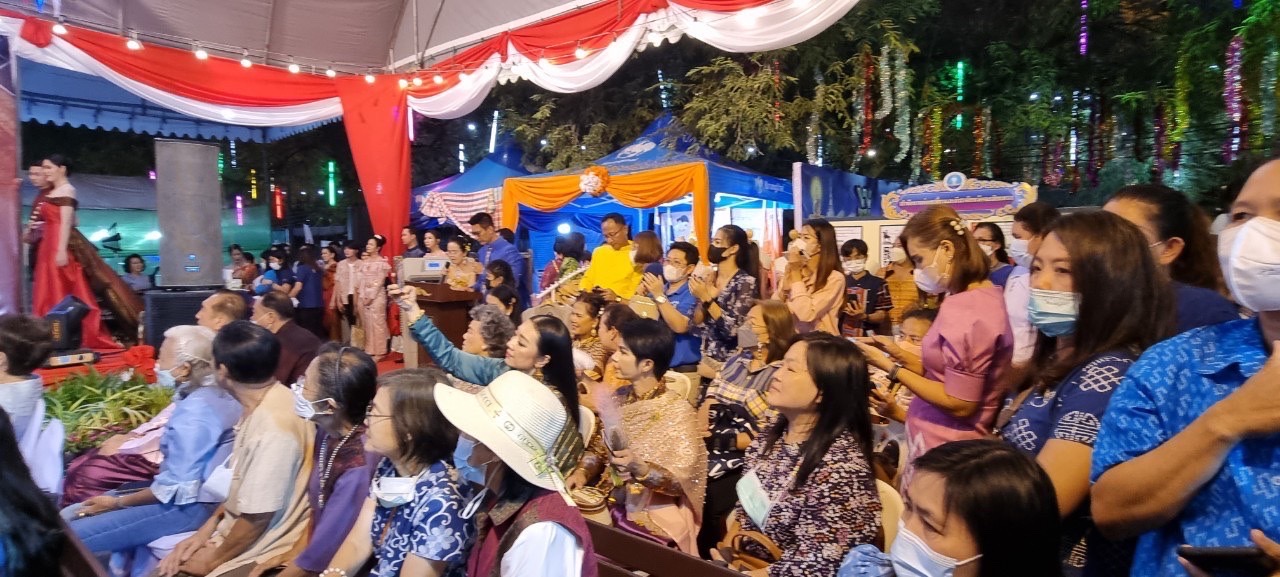 ?️??‍?พช.ฉะเชิงเทราร่วมกิจกรรมเดินแบบผ้าไทยการกุศล และจัดกิจกรรมการประดิษฐ์ผีเสื้อจากผ้าไทย (ผีเสื้อแห่งความจงรักภักดี) ภายในบูธชมรมแม่บ้านมหาดไทยในงานนมัสการหลวงพ่อโสธร และงานประจำปีจังหวัดฉะเชิงเทรา ปี 2565