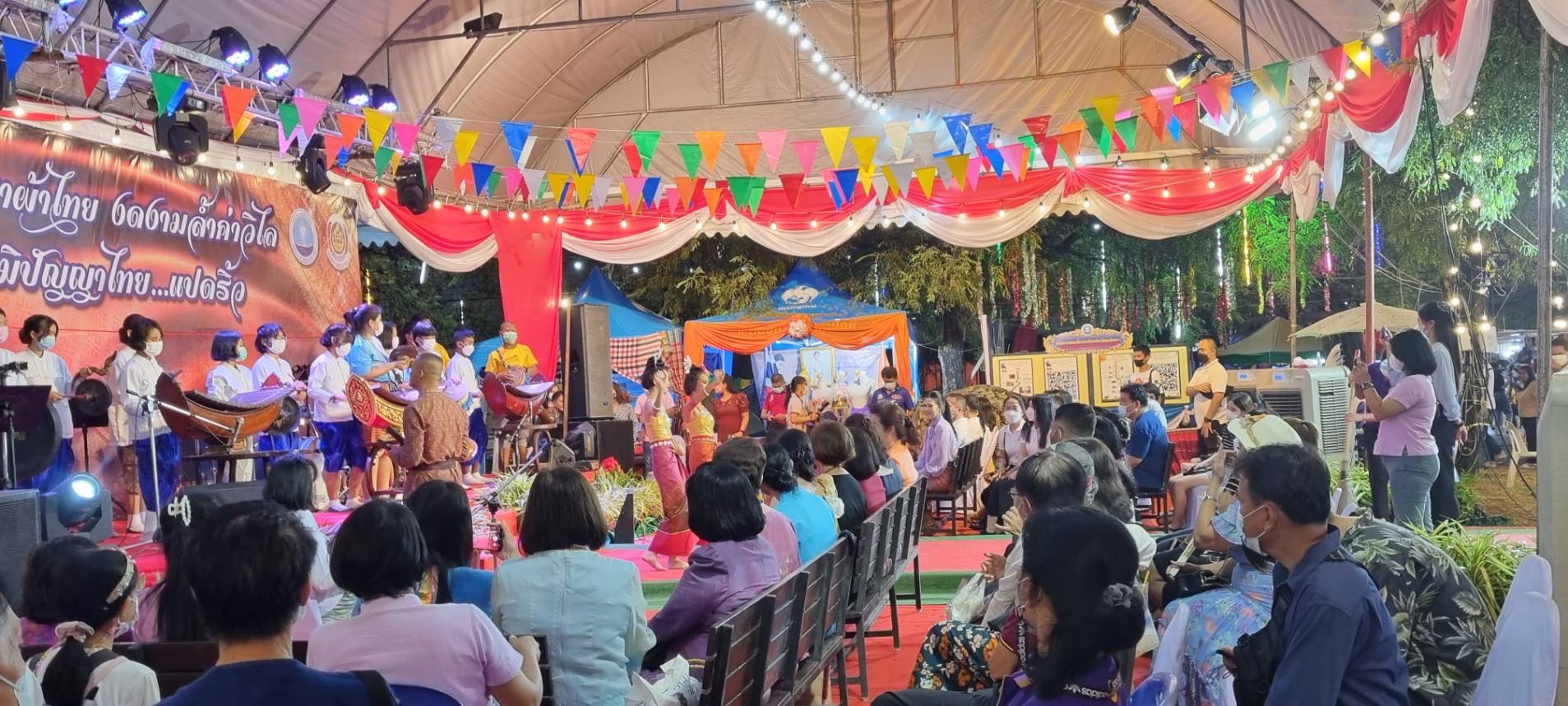 พช.ฉะเชิงเทราร่วมดูแลการจัดกิจกรรมภายในบูธชมรมแม่บ้านมหาดไทยในงานนมัสการหลวงพ่อโสธร และงานประจำปีจังหวัดฉะเชิงเทรา ปี 2565
