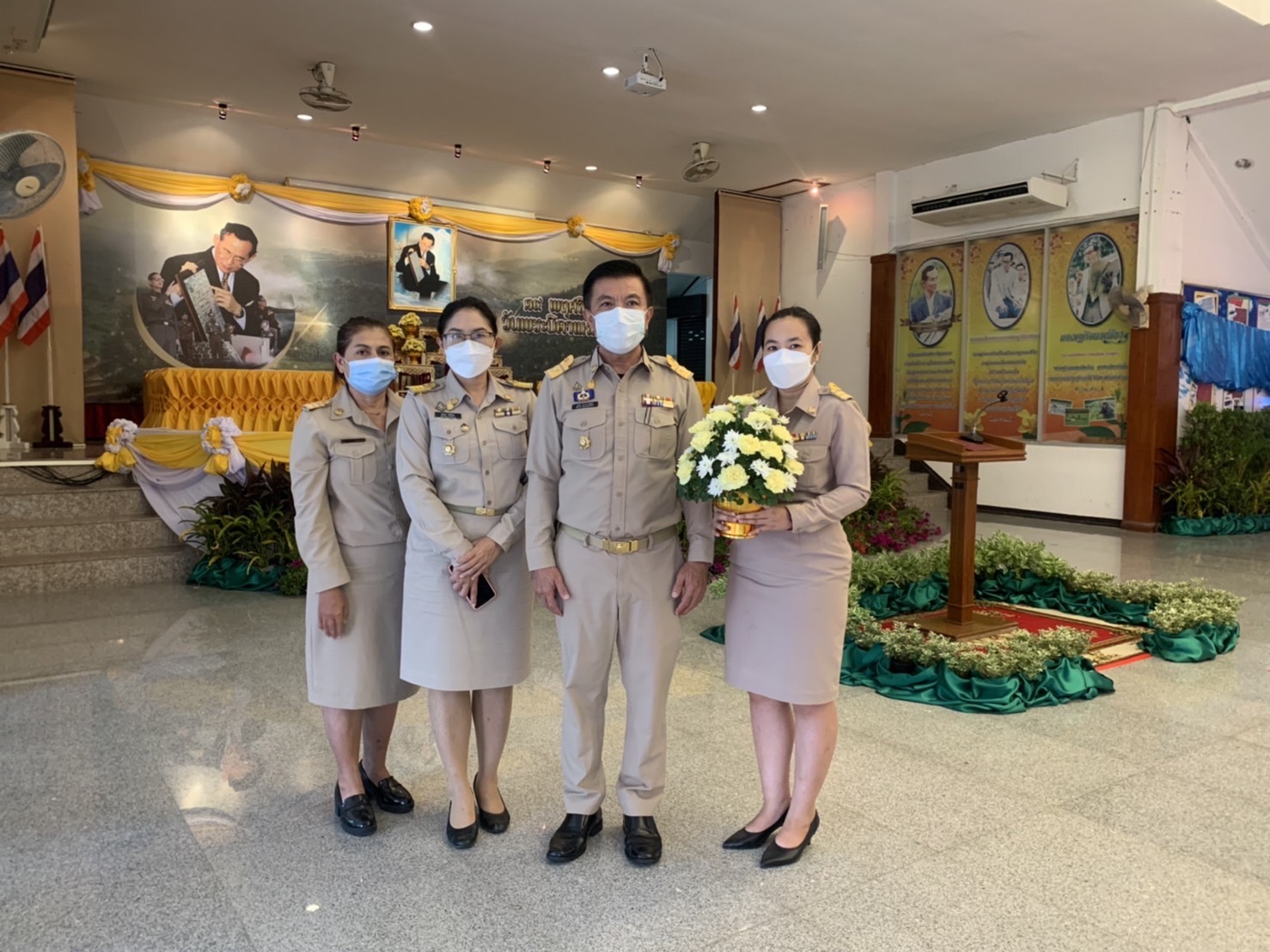 ?️??‍?พช.ฉะเชิงเทราร่วมพิธีวางพานพุ่มดอกไม้สดถวายราชสักการะเนื่องในวันพระบิดาแห่งฝนหลวง ประจำปี 2565