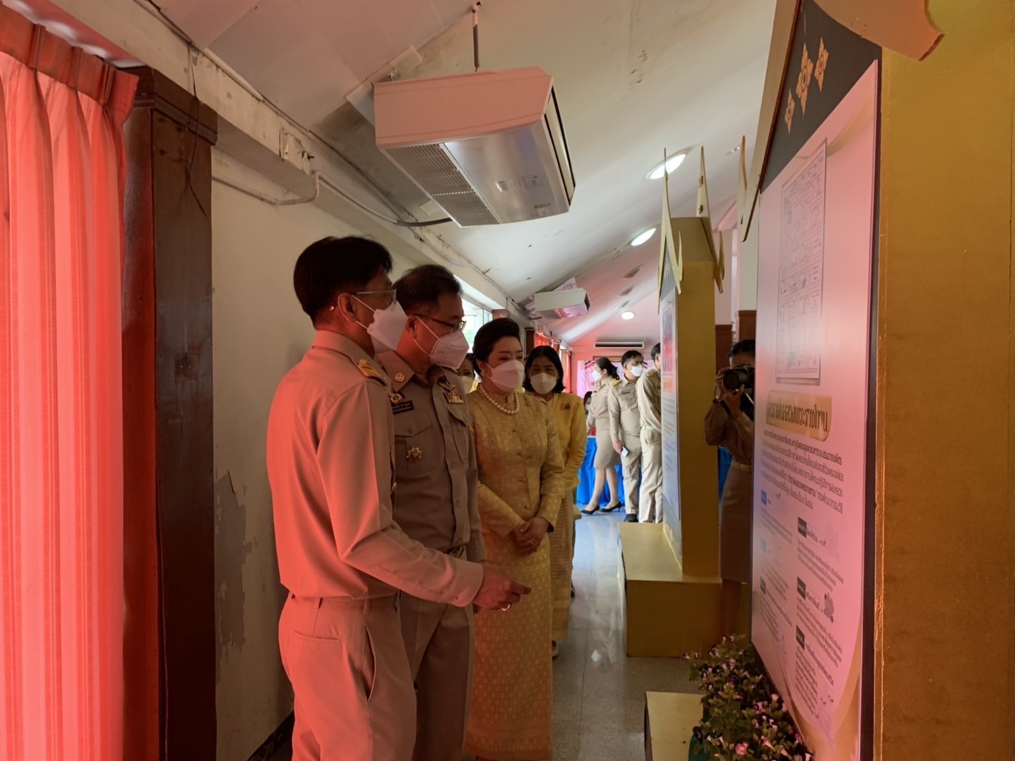 ?️??‍?พช.ฉะเชิงเทราร่วมพิธีวางพานพุ่มดอกไม้สดถวายราชสักการะเนื่องในวันพระบิดาแห่งฝนหลวง ประจำปี 2565