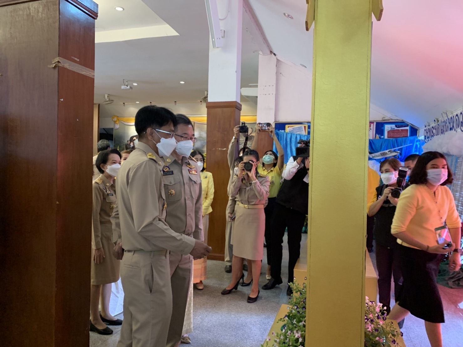 ?️??‍?พช.ฉะเชิงเทราร่วมพิธีวางพานพุ่มดอกไม้สดถวายราชสักการะเนื่องในวันพระบิดาแห่งฝนหลวง ประจำปี 2565