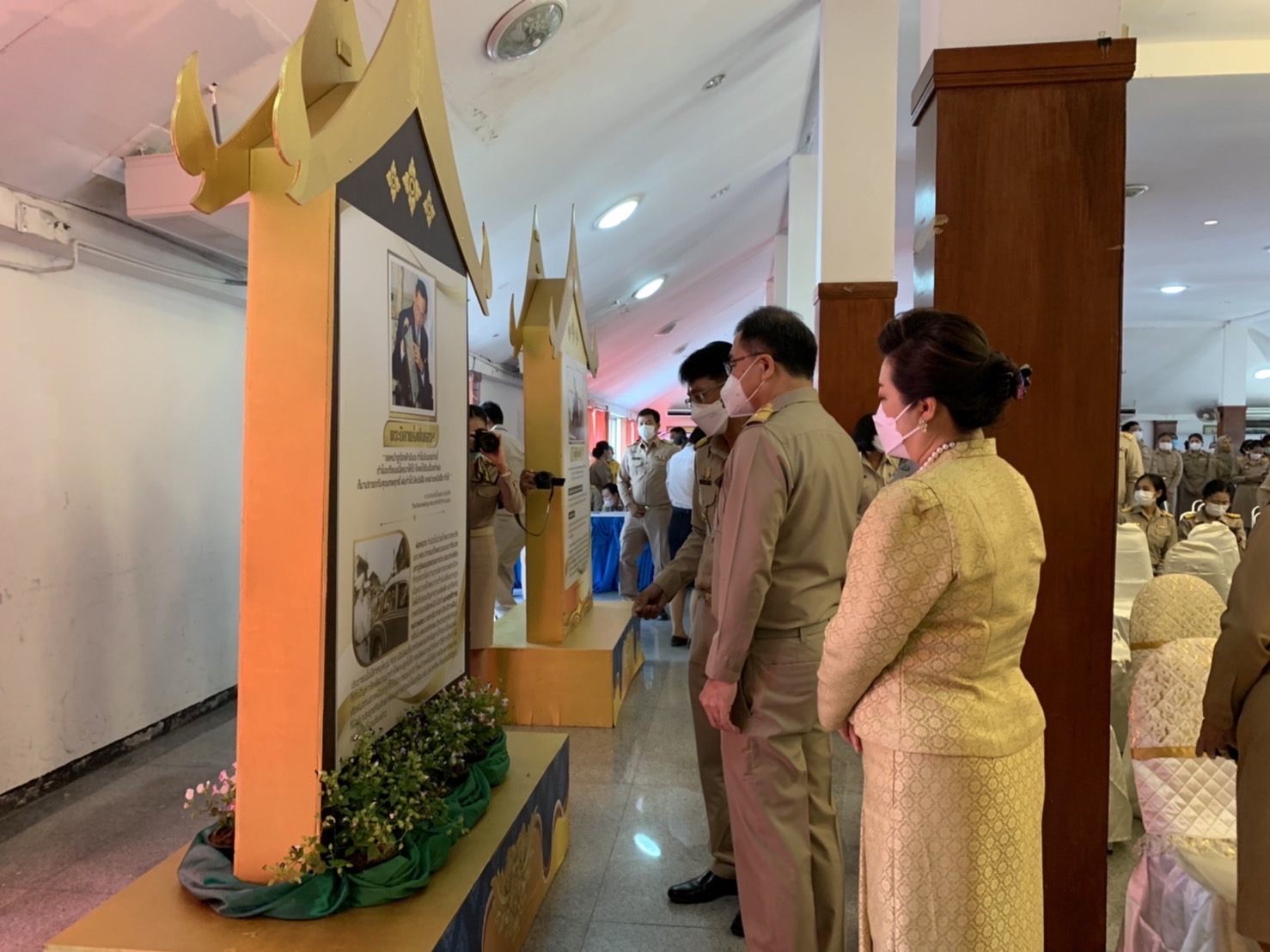 ?️??‍?พช.ฉะเชิงเทราร่วมพิธีวางพานพุ่มดอกไม้สดถวายราชสักการะเนื่องในวันพระบิดาแห่งฝนหลวง ประจำปี 2565