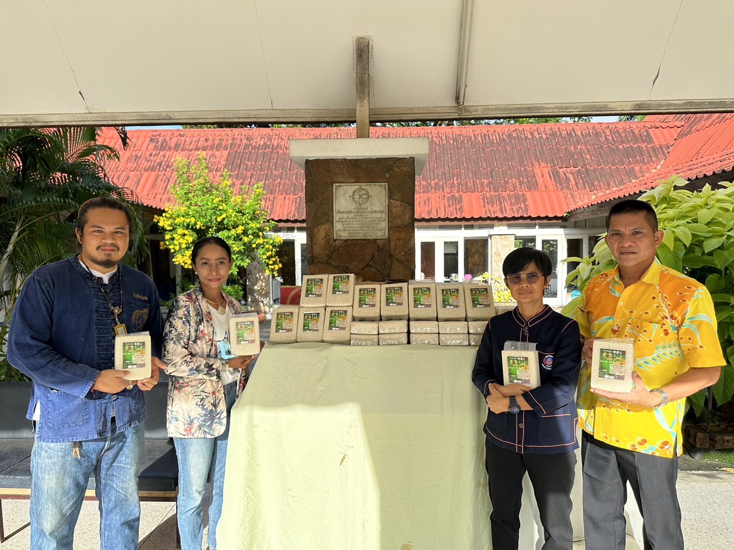 พช.ฉะเชิงเทราร่วมสนับสนุนกิจกรรมการออกร้านกาชาดของสมาคมแม่บ้านมหาดไทย