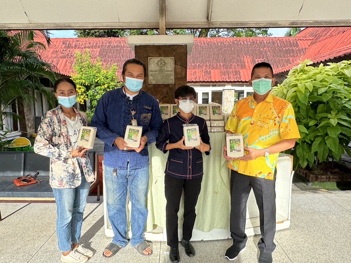 พช.ฉะเชิงเทราร่วมสนับสนุนกิจกรรมการออกร้านกาชาดของสมาคมแม่บ้านมหาดไทย