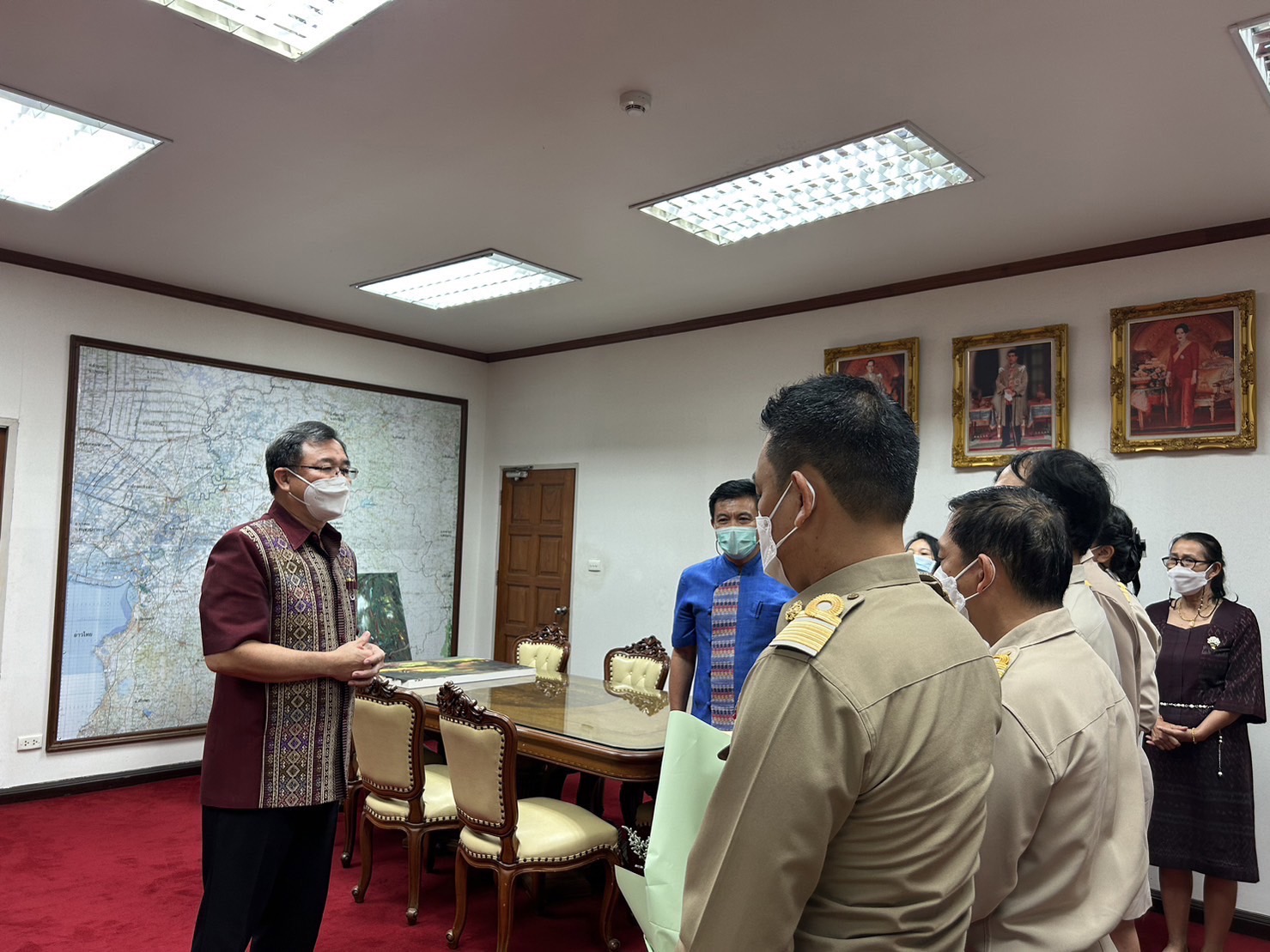 ??ผู้ว่าราชการจังหวัดฉะเชิงเทรา และรองผู้ว่าราชการจังหวัดฉะเชิงเทรา มอบนโยบายแก่ข้าราชการที่ได้รับการแต่งตั้งให้ดำรงตำแหน่งพัฒนาการอำเภอ