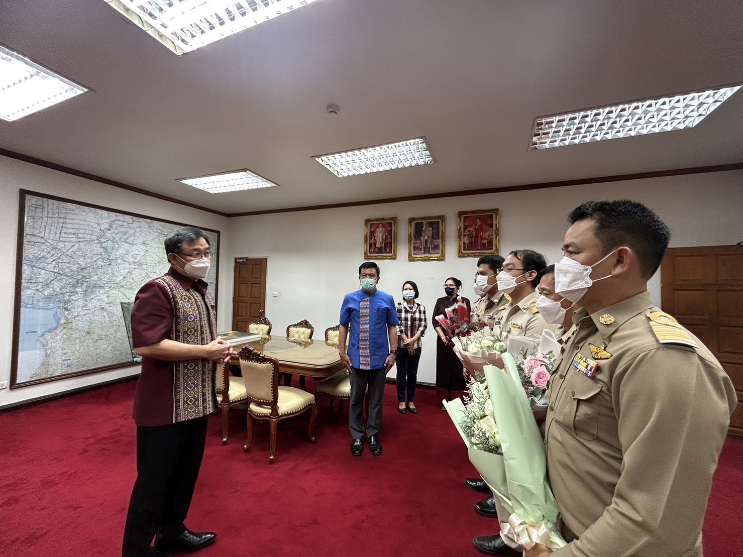 ??ผู้ว่าราชการจังหวัดฉะเชิงเทรา และรองผู้ว่าราชการจังหวัดฉะเชิงเทรา มอบนโยบายแก่ข้าราชการที่ได้รับการแต่งตั้งให้ดำรงตำแหน่งพัฒนาการอำเภอ