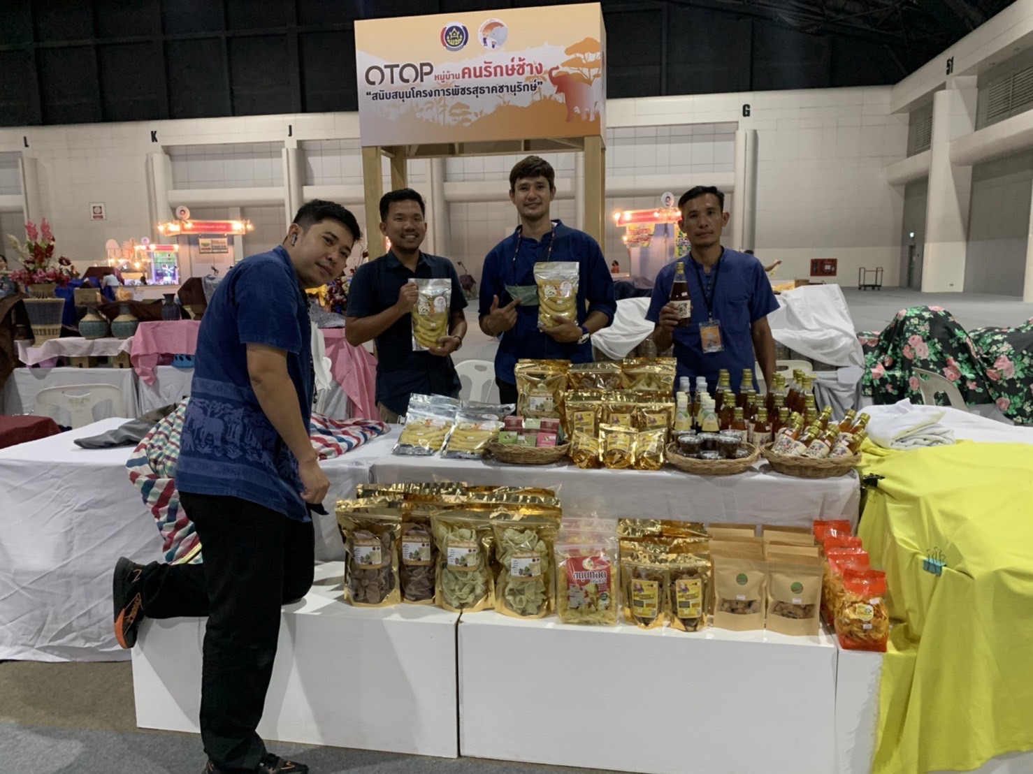 ??พช.ฉะเชิงเทราเตรียมความพร้อมการจัดแสดงและจำหน่ายสินค้าโซนหมู่บ้านคนรักษ์ช้างฯ ในงาน OTOP city 2022