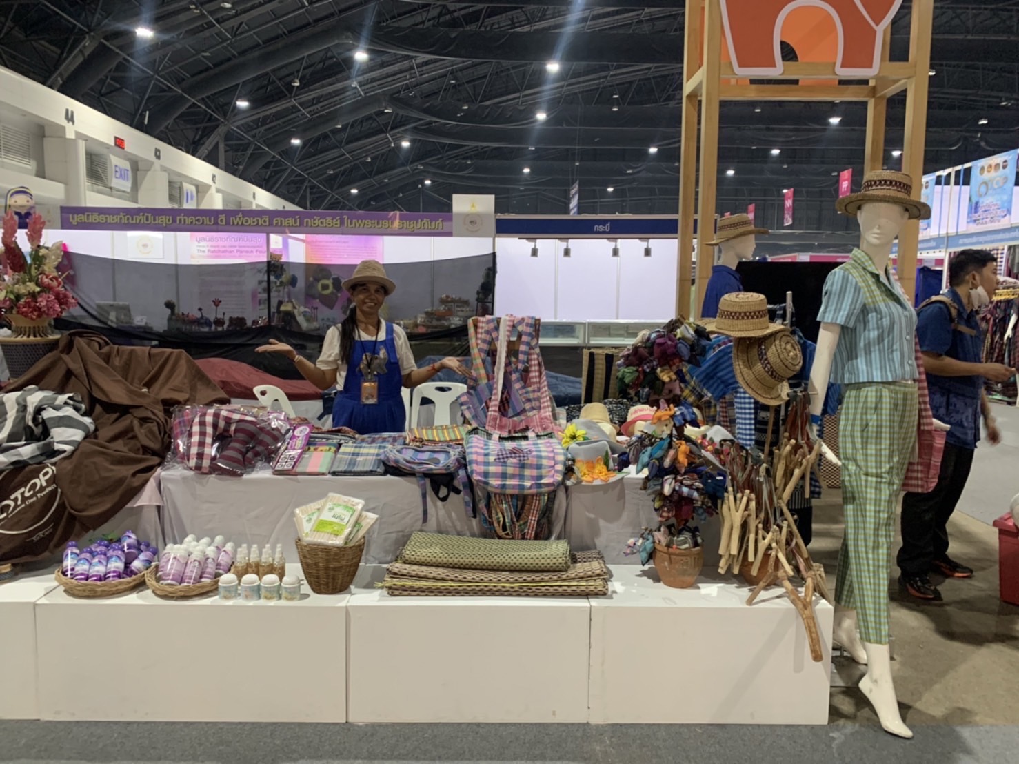 ??พช.ฉะเชิงเทราเตรียมความพร้อมการจัดแสดงและจำหน่ายสินค้าโซนหมู่บ้านคนรักษ์ช้างฯ ในงาน OTOP city 2022