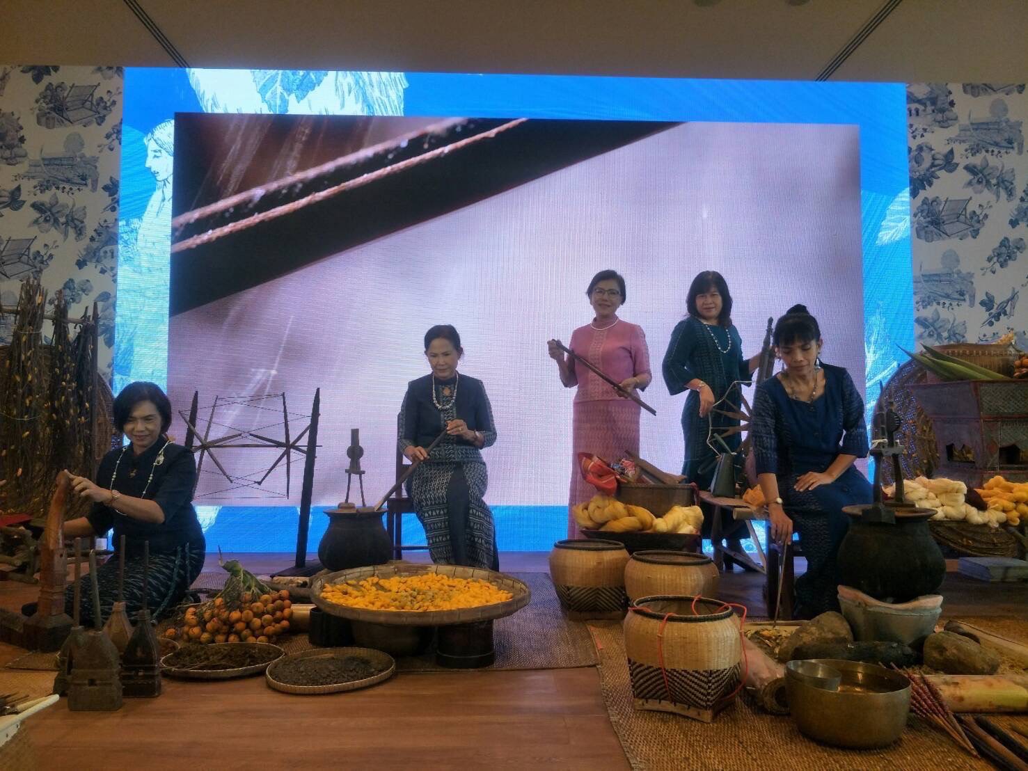 พช.และทีมสตรีแปดริ้วร่วมโครงการเทศกาลไหมไทย 2565 (Thai Silk Festival 2022)