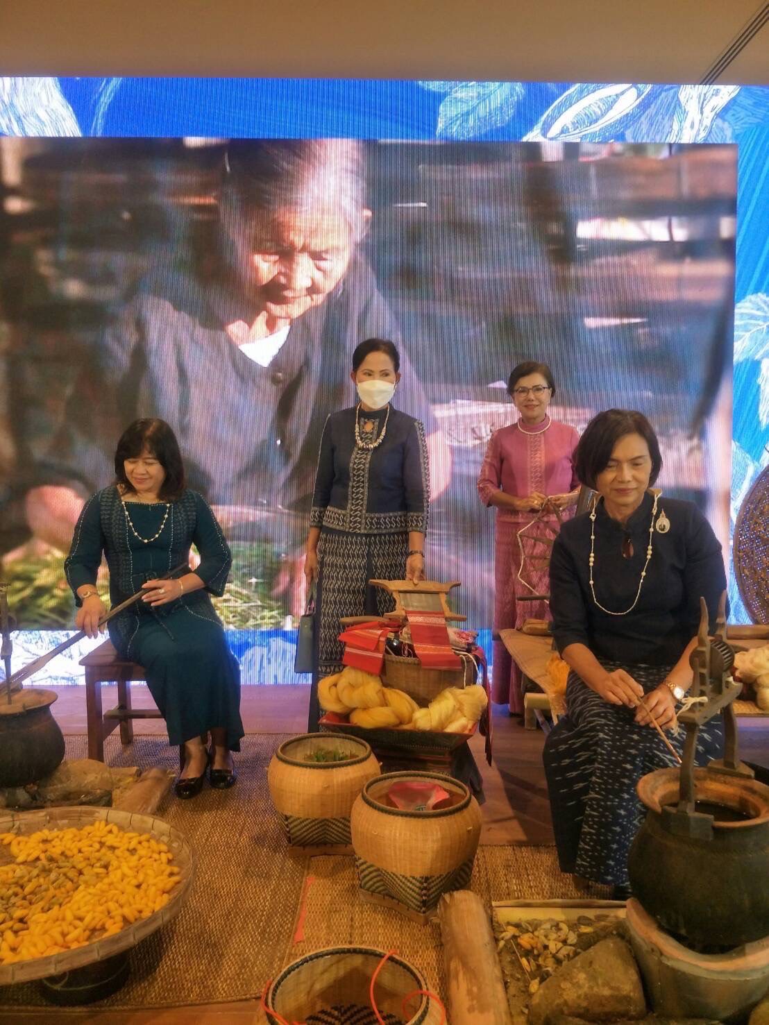 พช.และทีมสตรีแปดริ้วร่วมโครงการเทศกาลไหมไทย 2565 (Thai Silk Festival 2022)